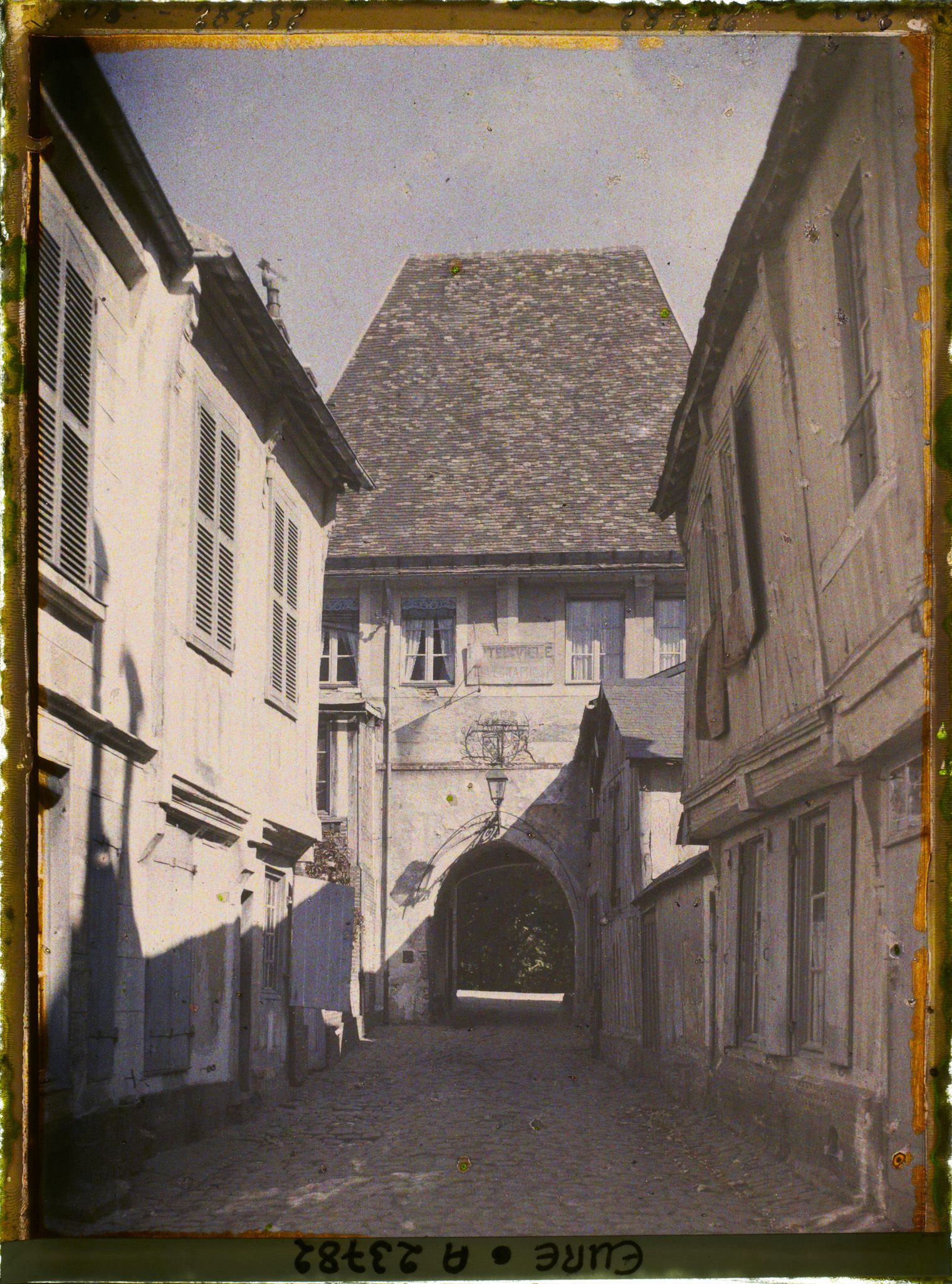 Image représentant L'entrée de l'Hôtel de Ville, vue de la rue Sainte-Foy