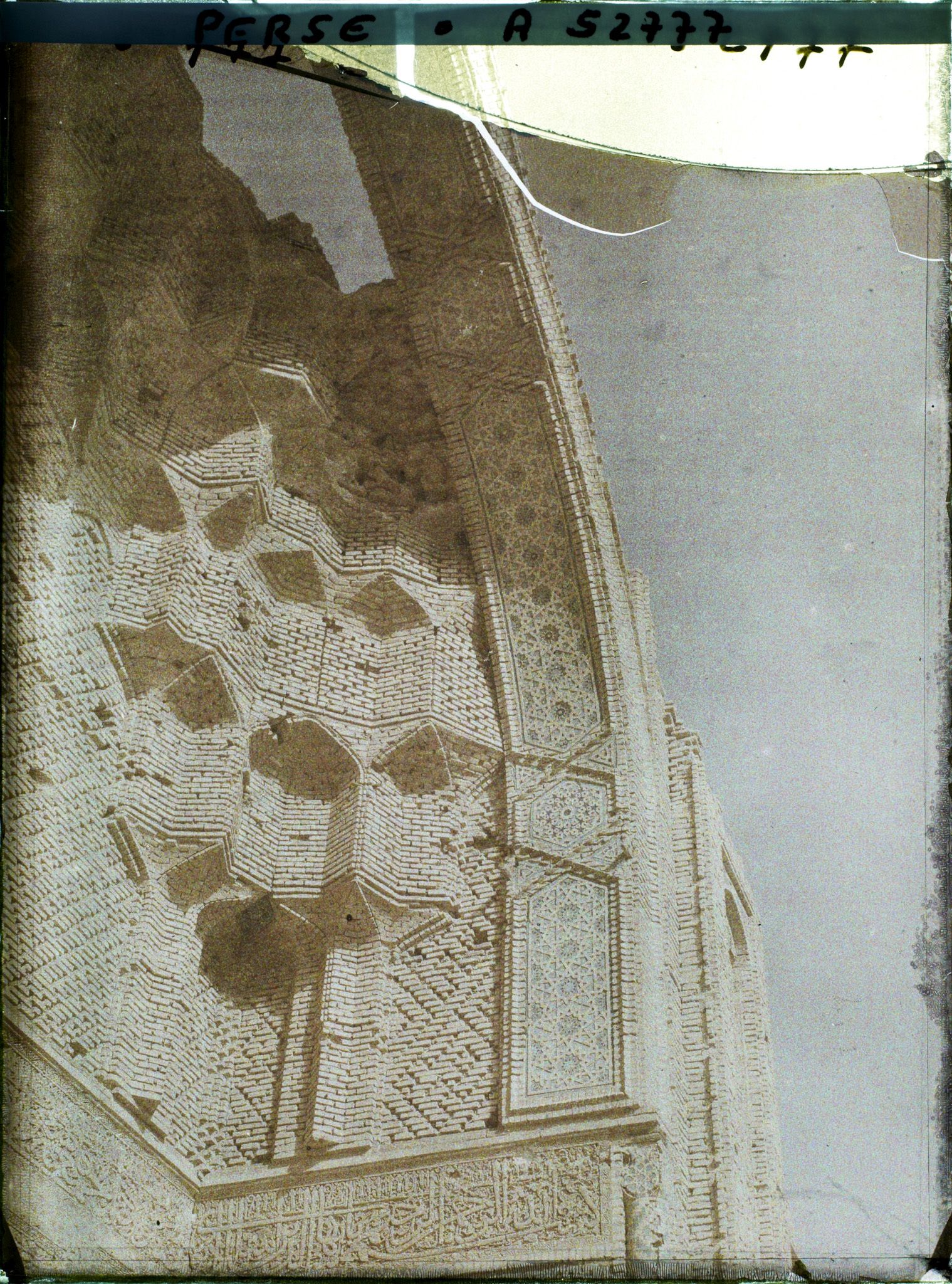 Image représentant La Masdjid-i-Djouma (Mosquée du Vendredi ou Grande mosquée, 1322), détail des faïences à l'entrée de la coupole du mihrab