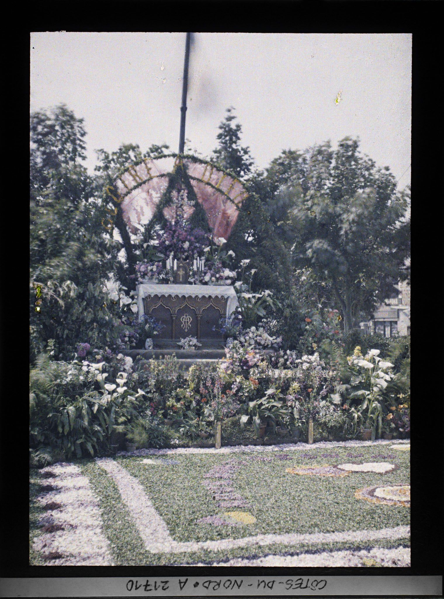 Image représentant Le reposoir de la Fête-Dieu dressé devant la rade de Perros-Guirec