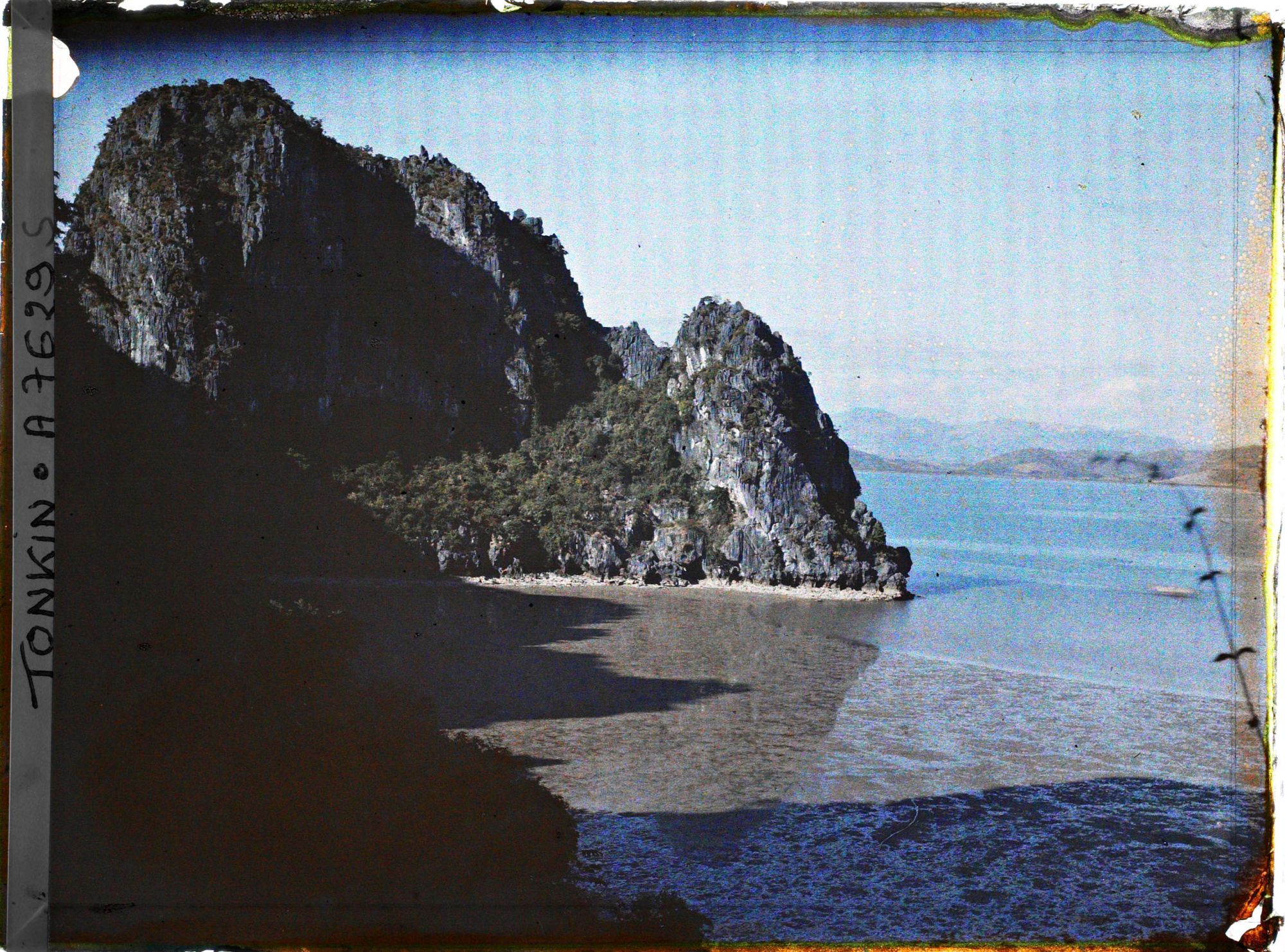 Image représentant Un panorama sur les rochers pris de la " Grotte des Merveilles " en direction de Hon-gai