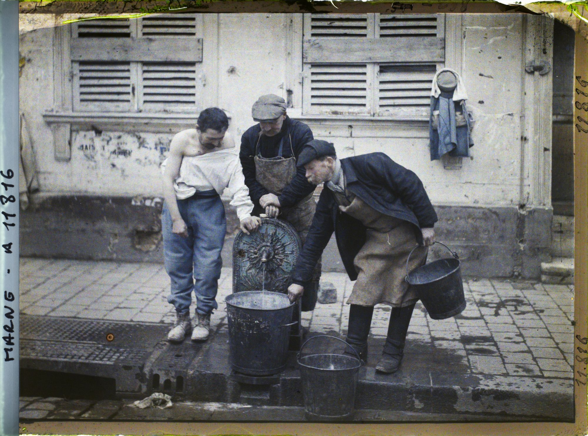 Image représentant France, Reims, Un soldat se débarbouille rue Cerès