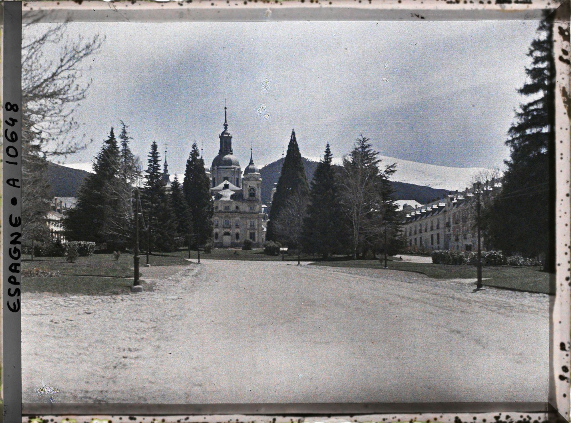 Image représentant Espagne, près de Ségovie, La Chapelle Royale du Chau de la Granja avec dernier plan, la Sierra de Guadarrama
