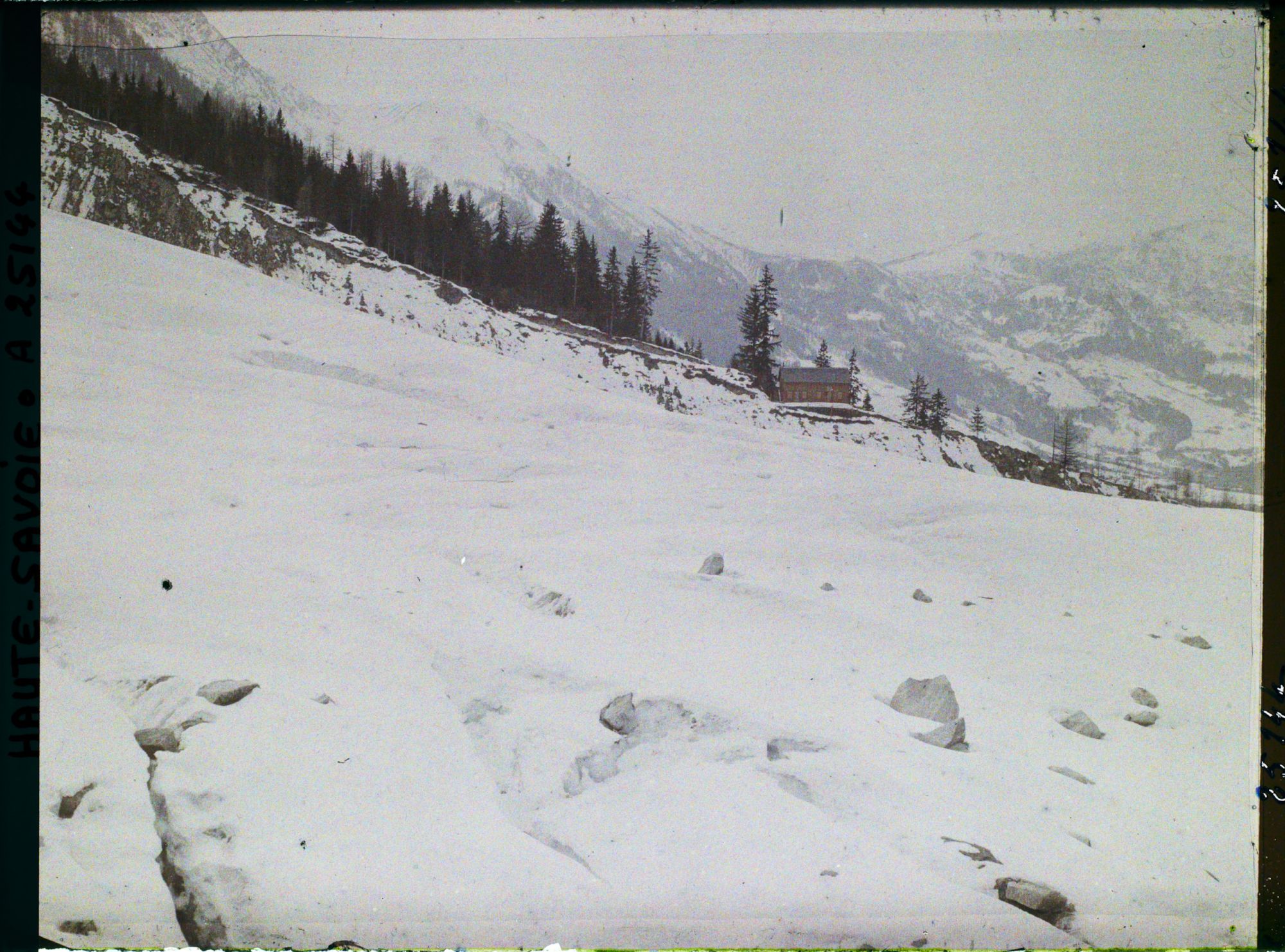 Image représentant France Les Alpes, Glacier des Bossons : Le dessus du glacier des Bossons, les Crevasses sont recouvertes par la neige, dans le fond, le Mt Lachat et le Prarion