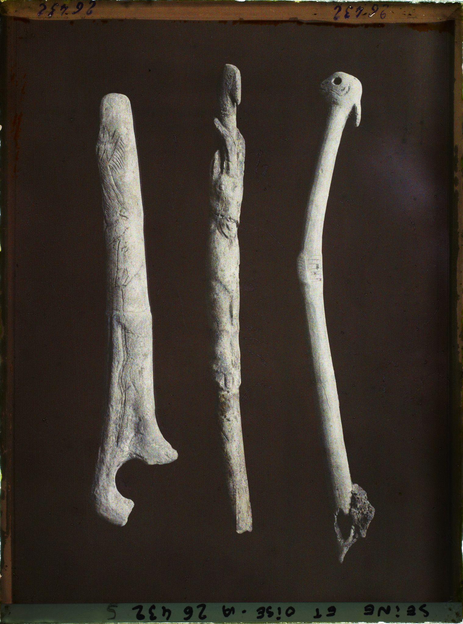 Image représentant France, St Germain-en-Laye, Musée : 1 Bâton de Comt avec tête de bouquetin et de Chevaux (Mas d'Azil) 47183, 1 Propulseur, Bouquetin vu de face 47025, (Brassempouy) Propulseur 47259