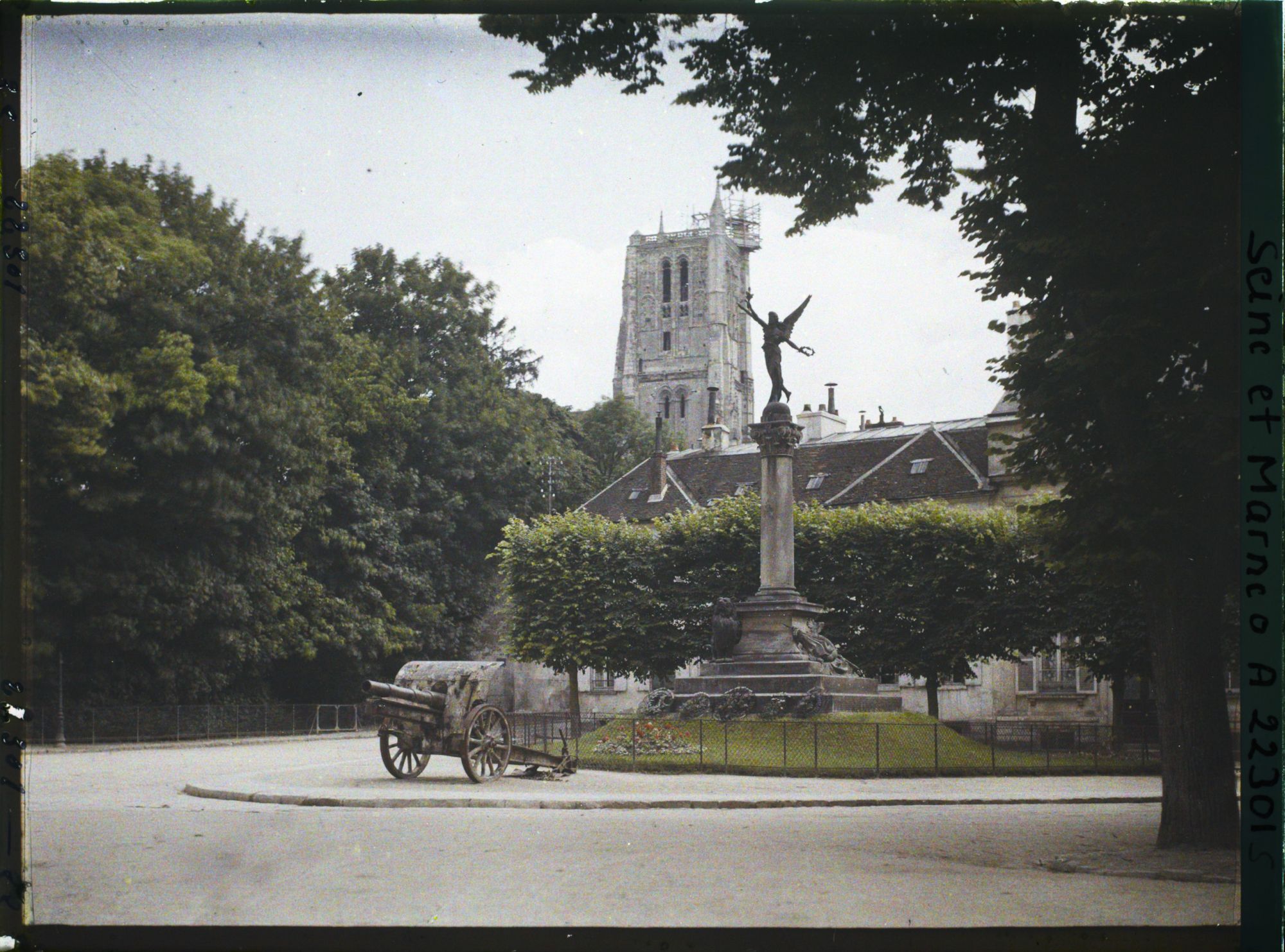 Image représentant France, Meaux, Le Monument de 1870 sur le Boulevard Jean Rose et la Cathédrale