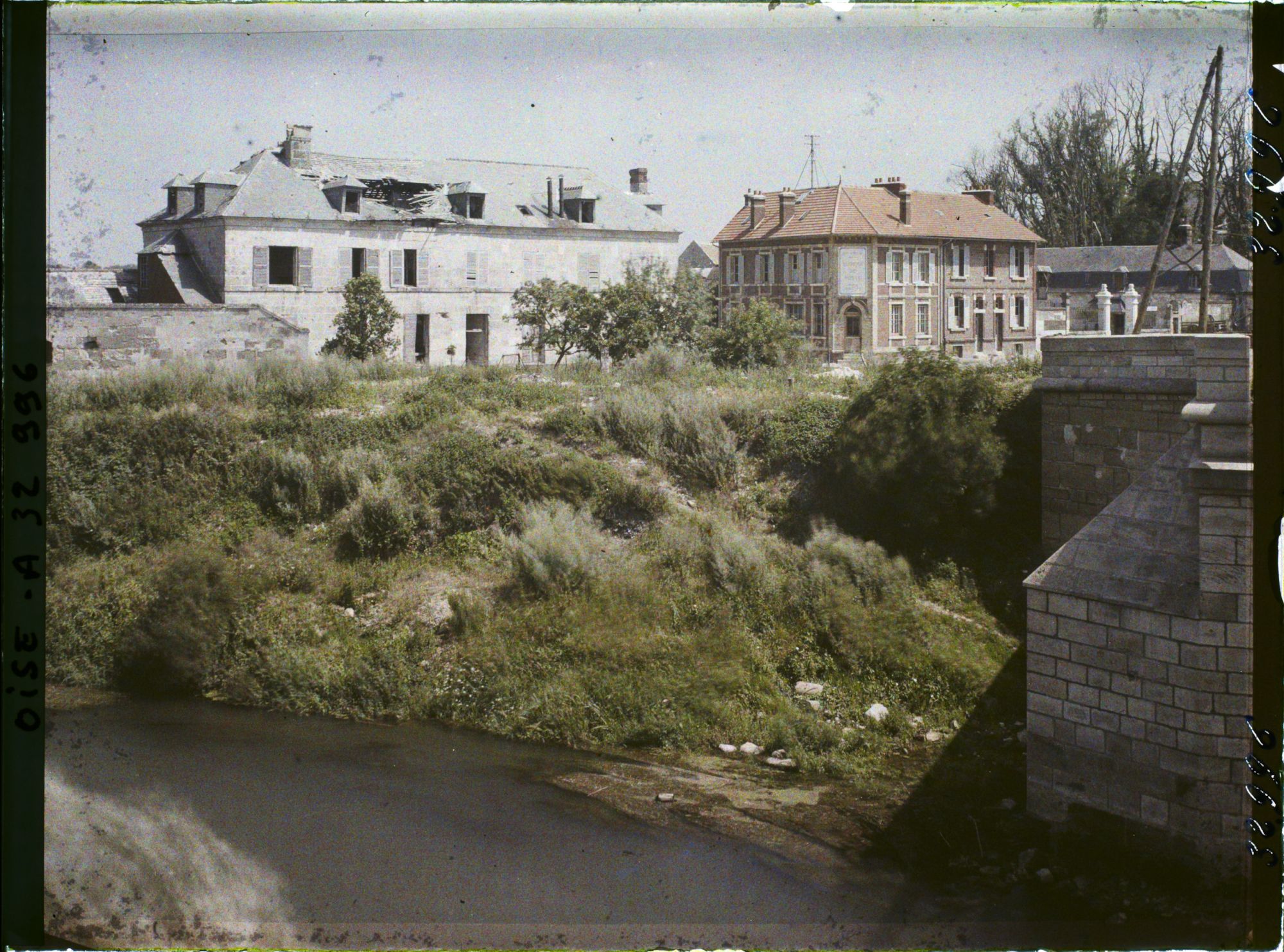 Image représentant France, Ourscamp, Une vue vers le bureau de poste reconstruit