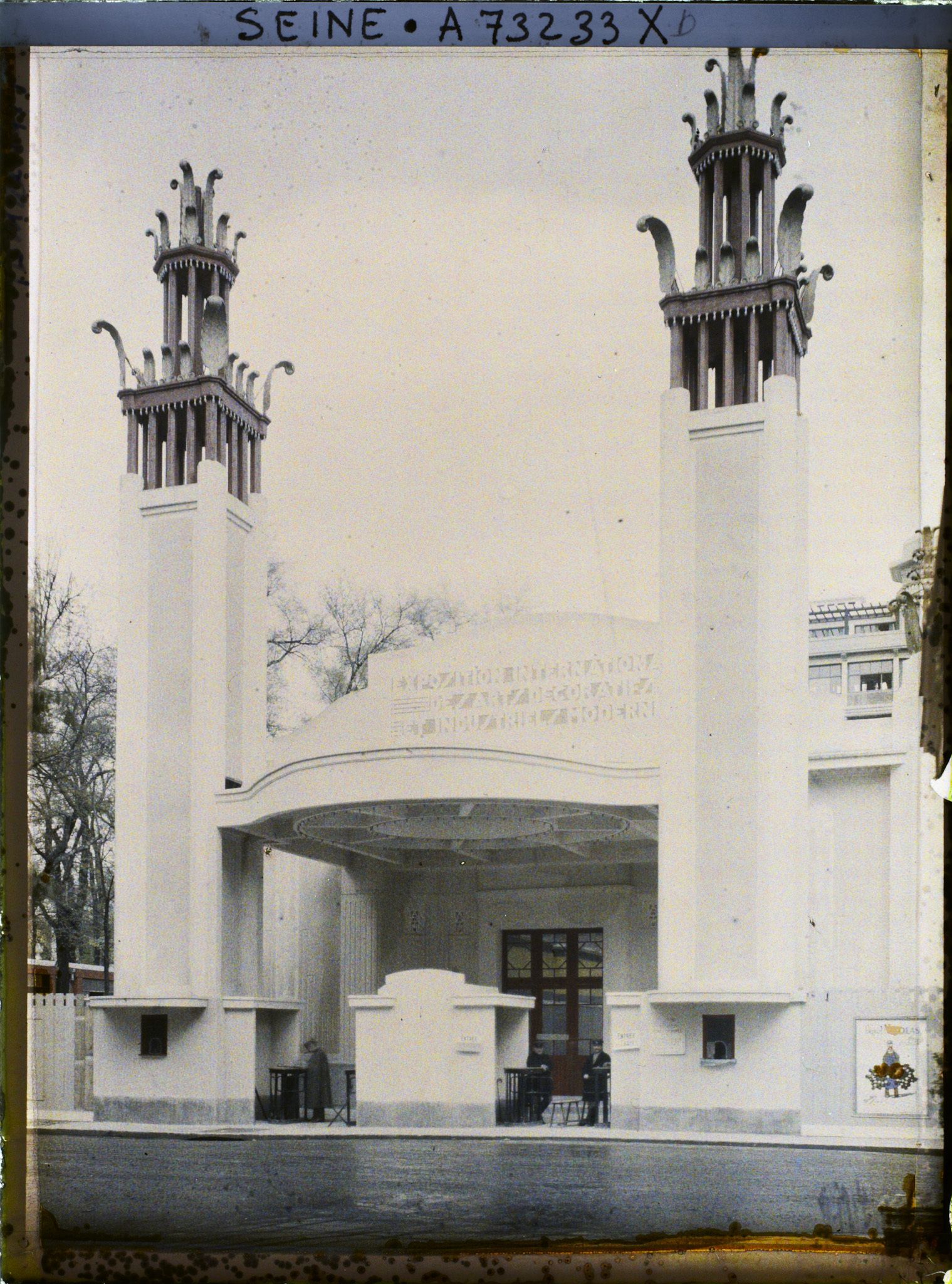 Image représentant L'Exposition des arts décoratifs, la porte Université-Fabert