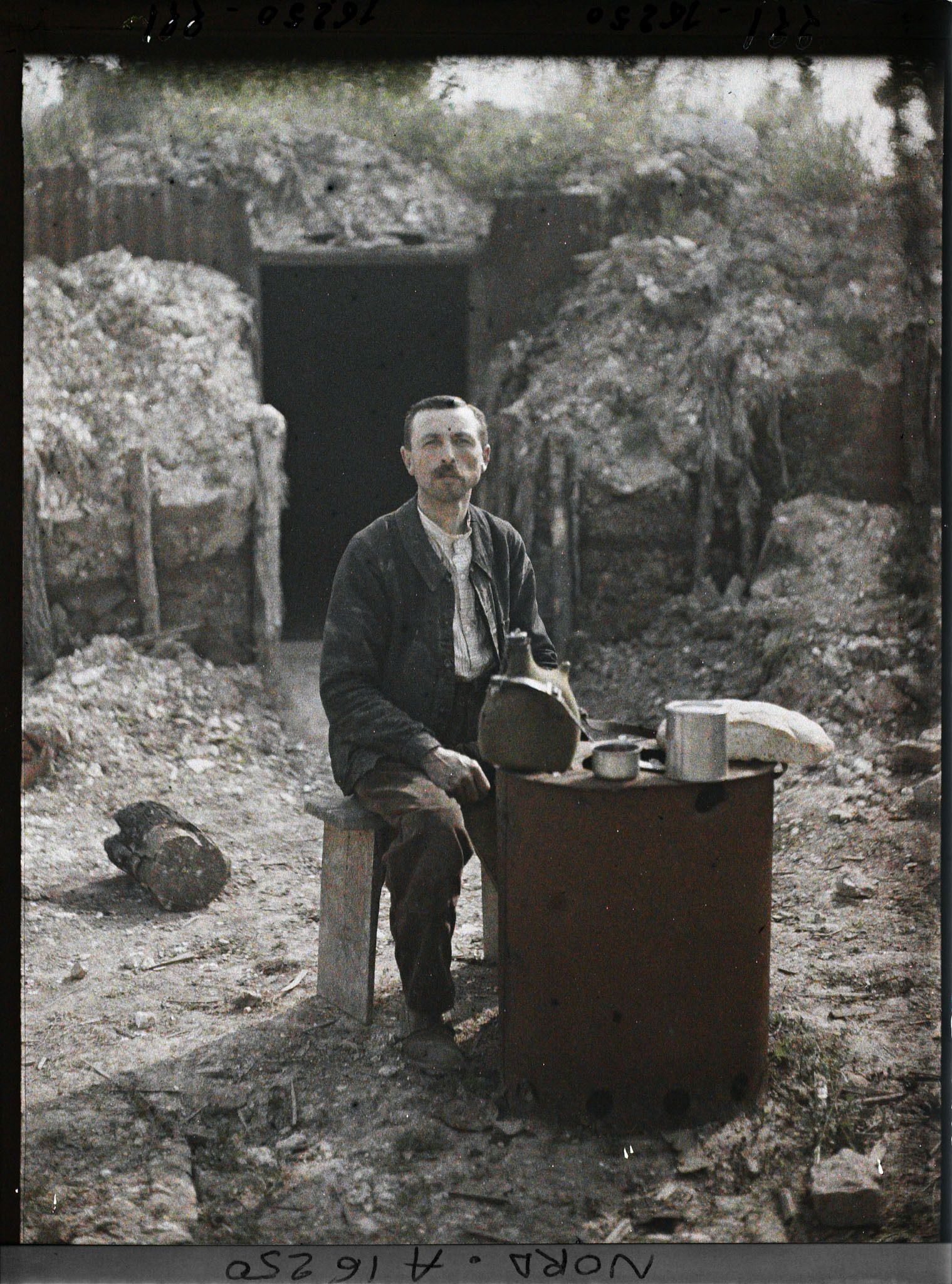 Image représentant France, Tilloy, Le Seul habitant revenu au Village, dejeune devant sa demeure (M. Edmond Prangère)