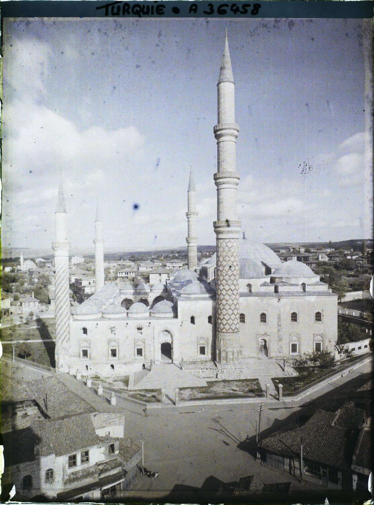 Image représentant Mosquée du Sultan Murat surnommé Uç Serefeli Camii (Mosquée aux trois galeries, 1447)