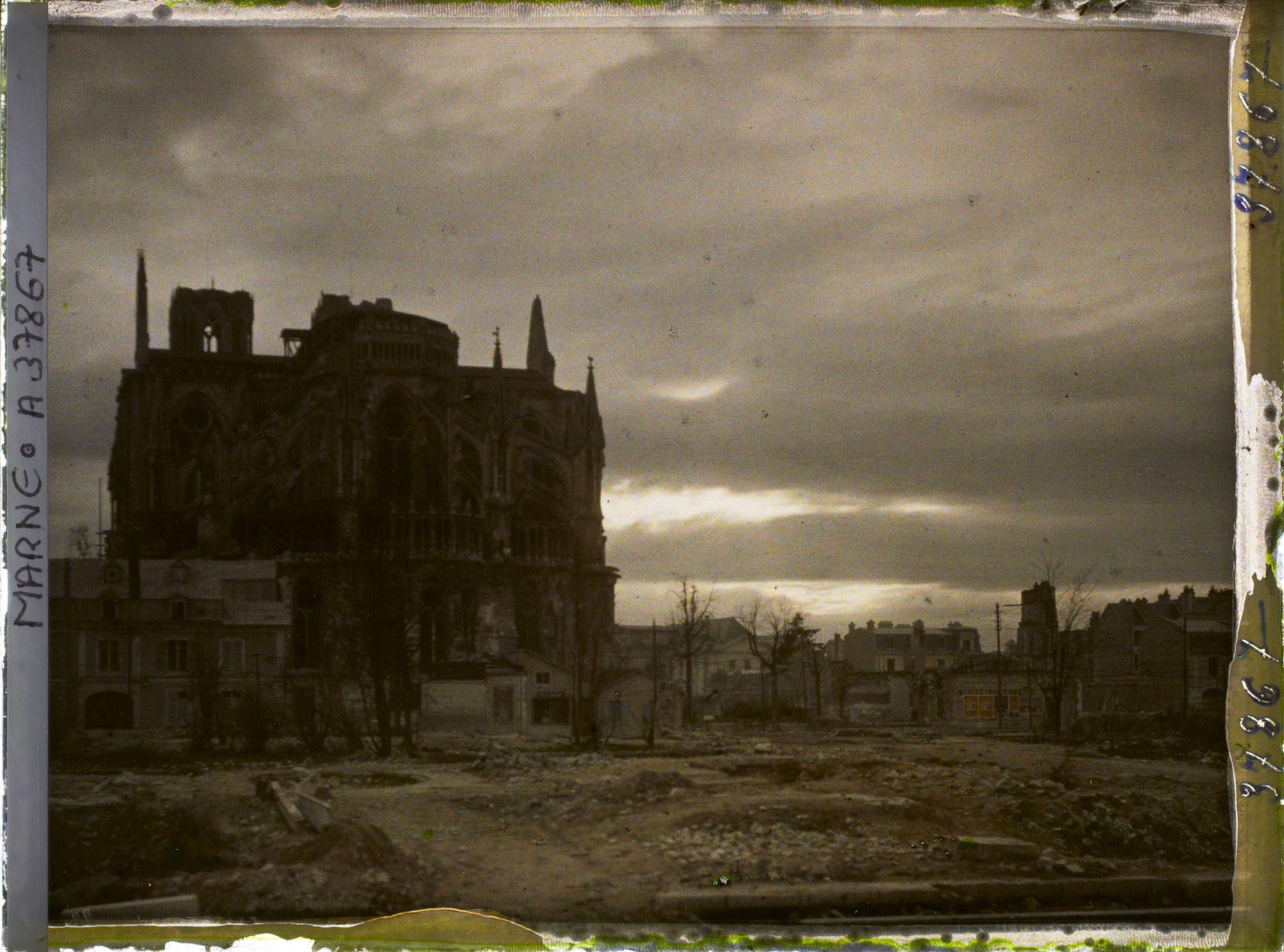 Image représentant France, Reims, Effet du soir sur l'abside de la Cathédrale