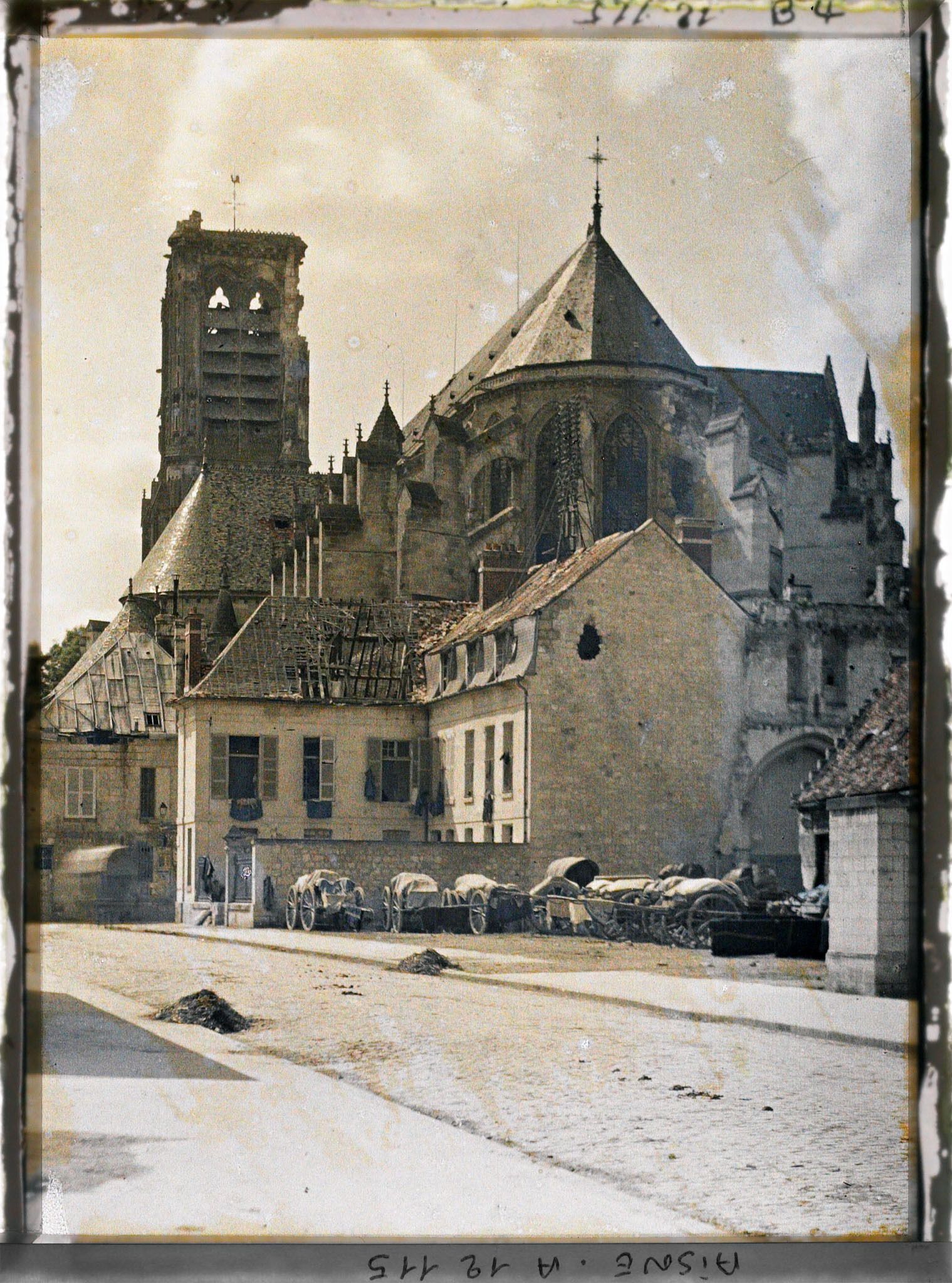 Image représentant La cathédrale vue de la place Saint-Pierre