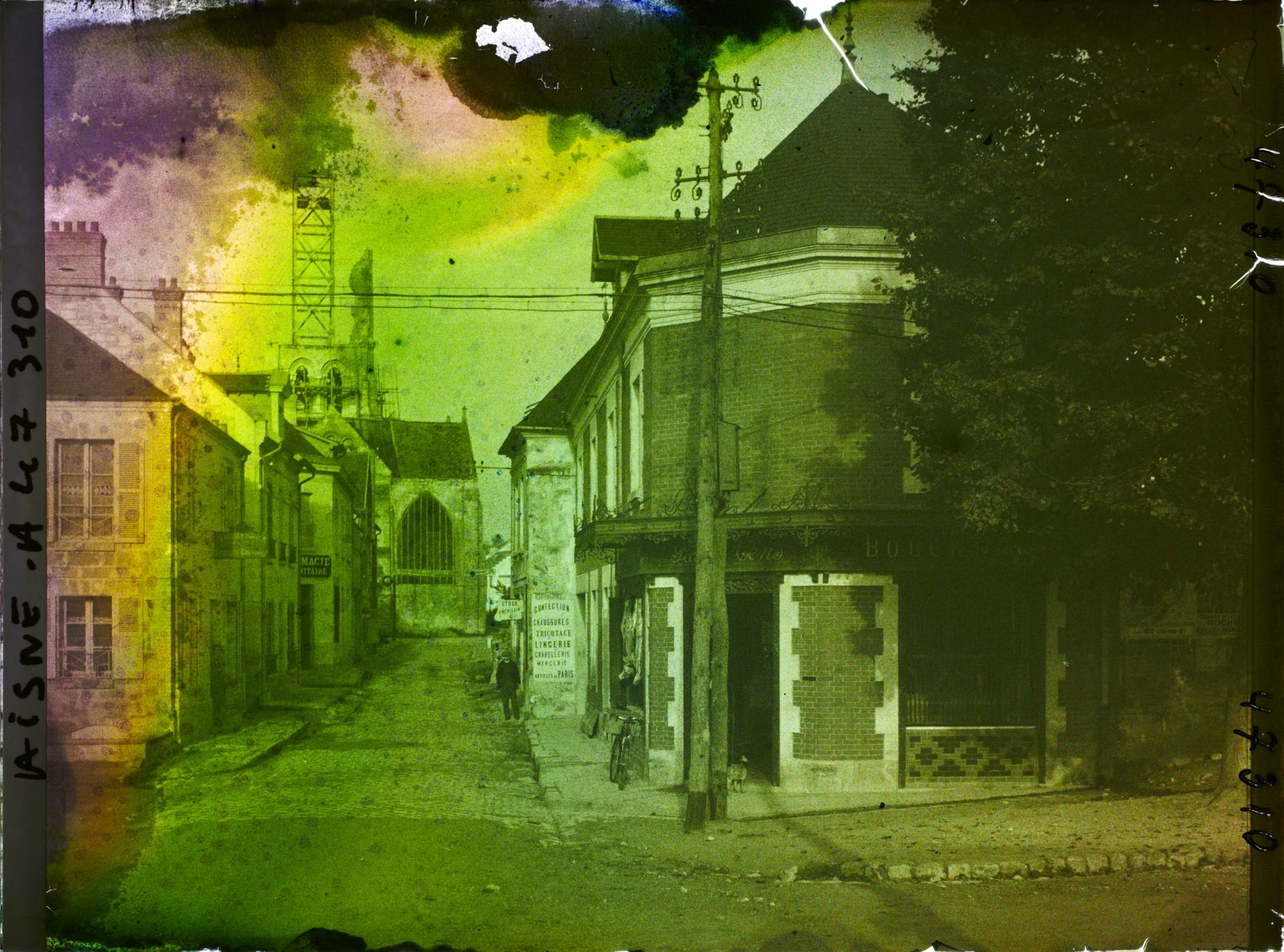 Image représentant France, Vailly, Une rue et vue vers Abside de l'Eglise