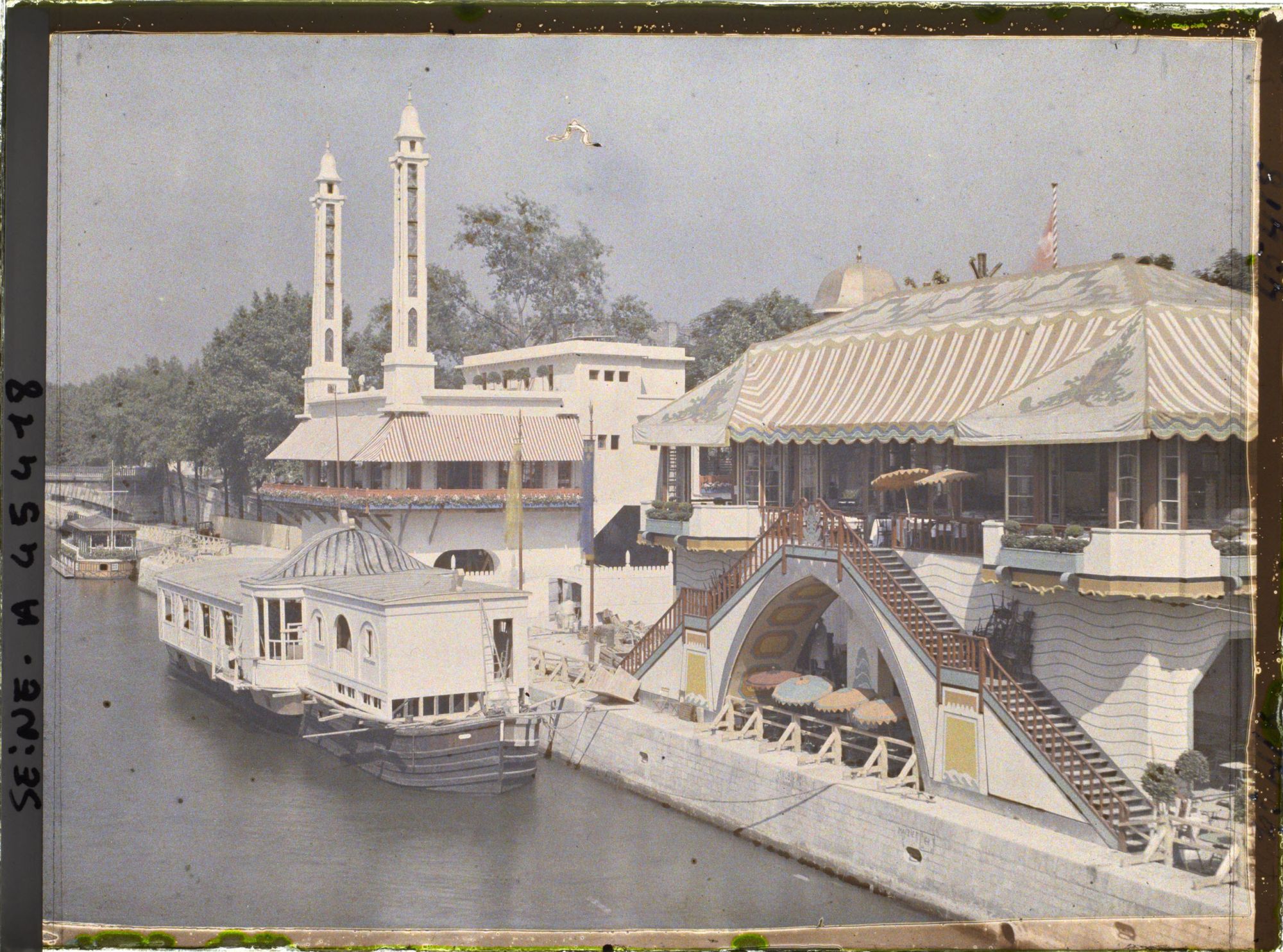 Image représentant Exposition des Arts décoratifs, Restaurant La Tamise (péniche dancing) et restaurant turc La Corne d'Or