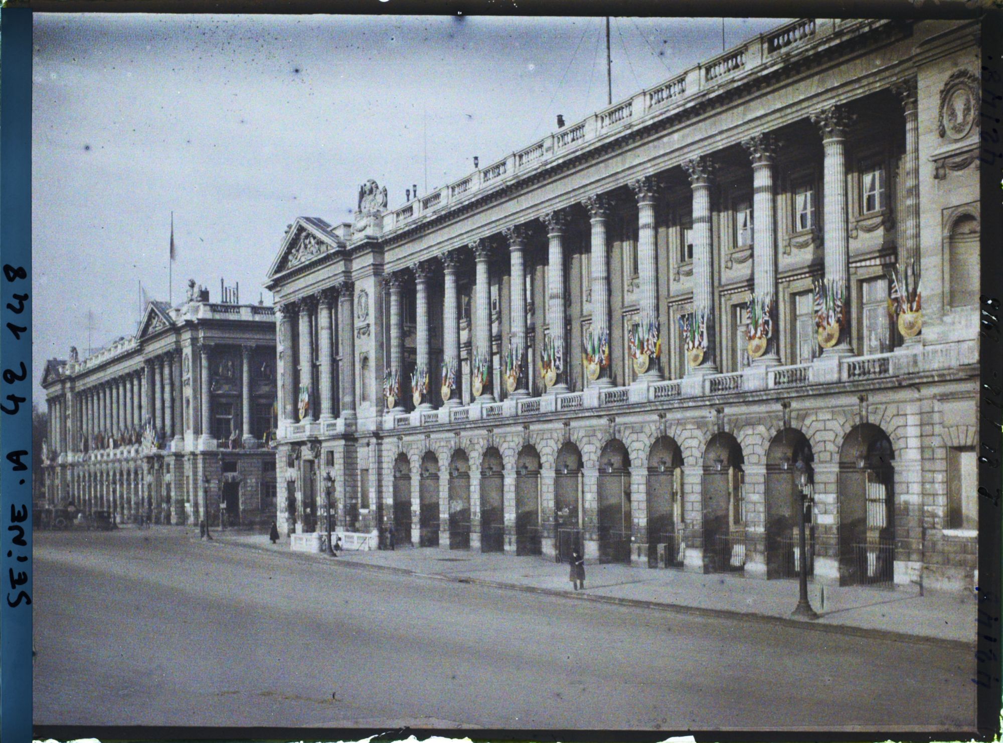 Image représentant L'hôtel de Crillon et l'hôtel de la Marine décorés des drapeaux alliés, place de la Concorde