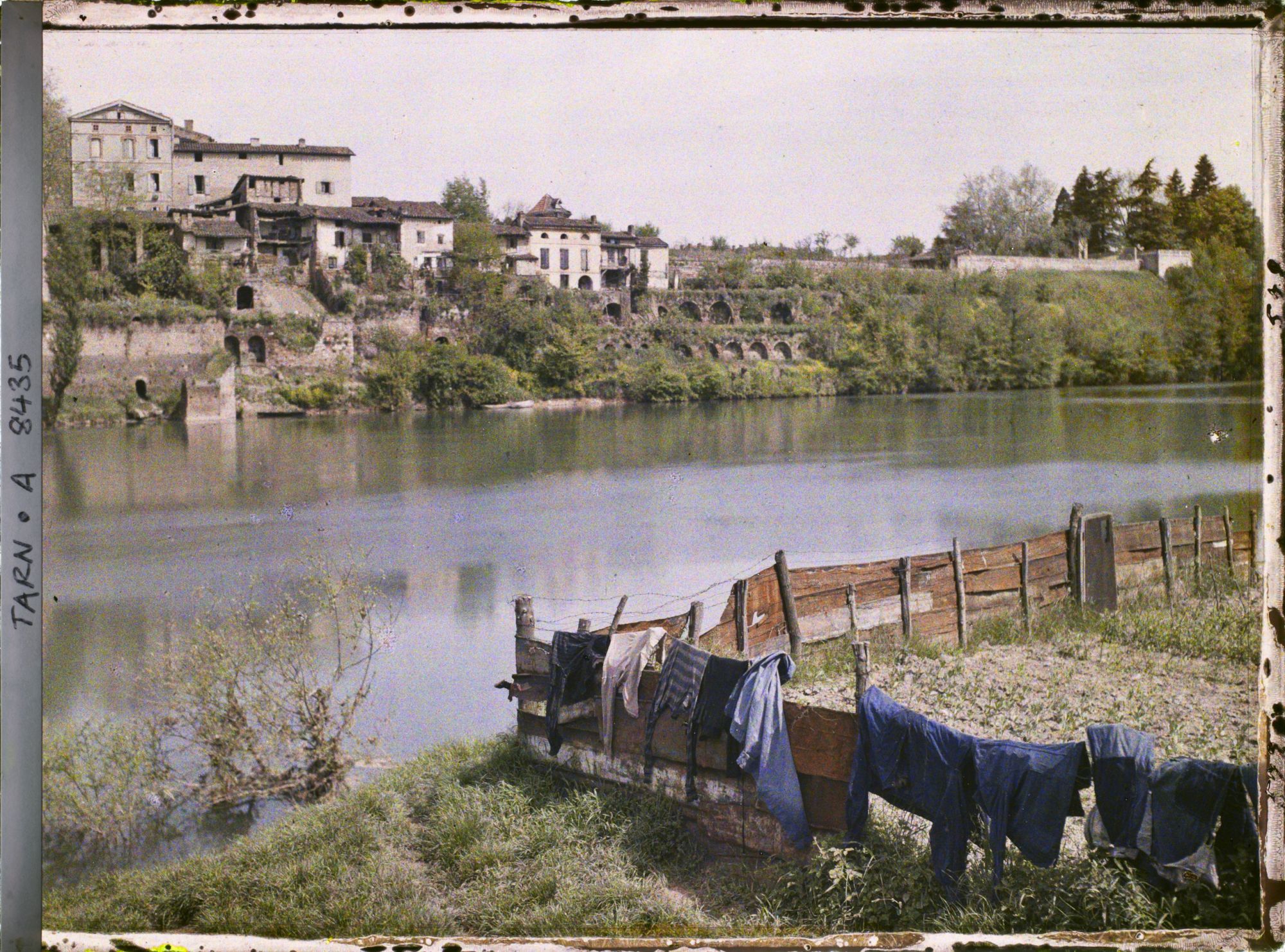 Image représentant Linge séchant, et vieilles maisons le long du Tarn