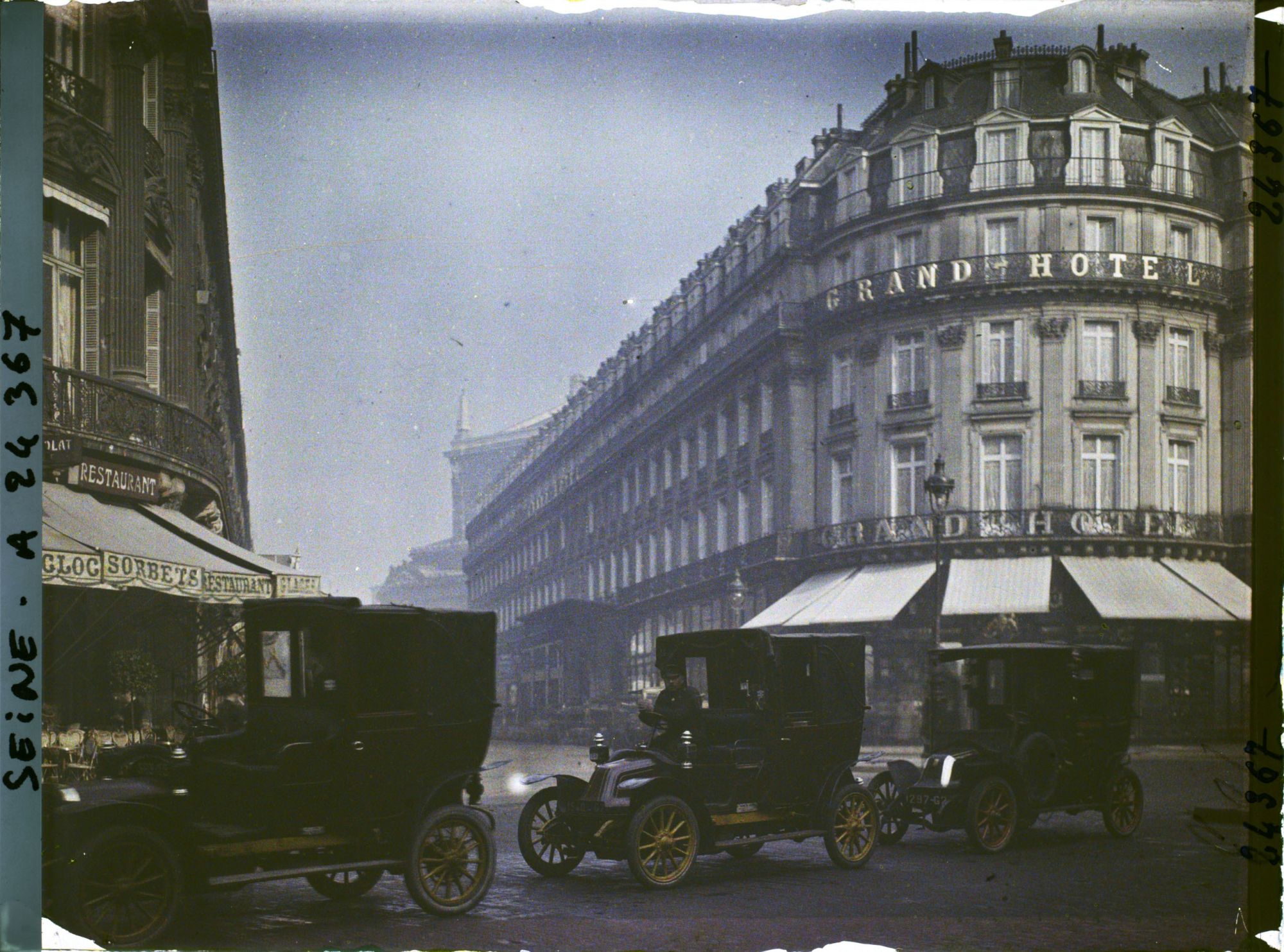 Image représentant La rue Scribe depuis le boulevard des Capucines