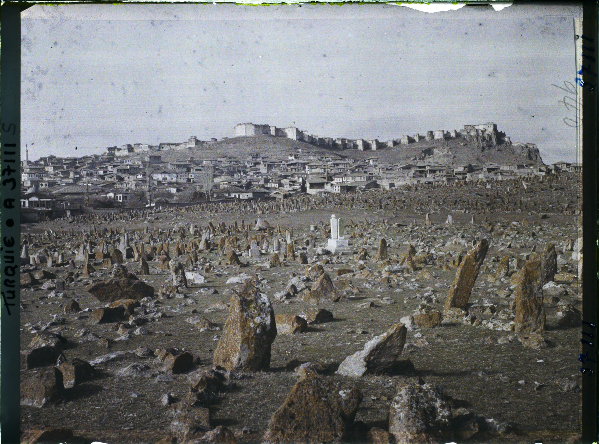 Image représentant Turquie, Angora, La Ville vue de l'Est et les grands Cimetières