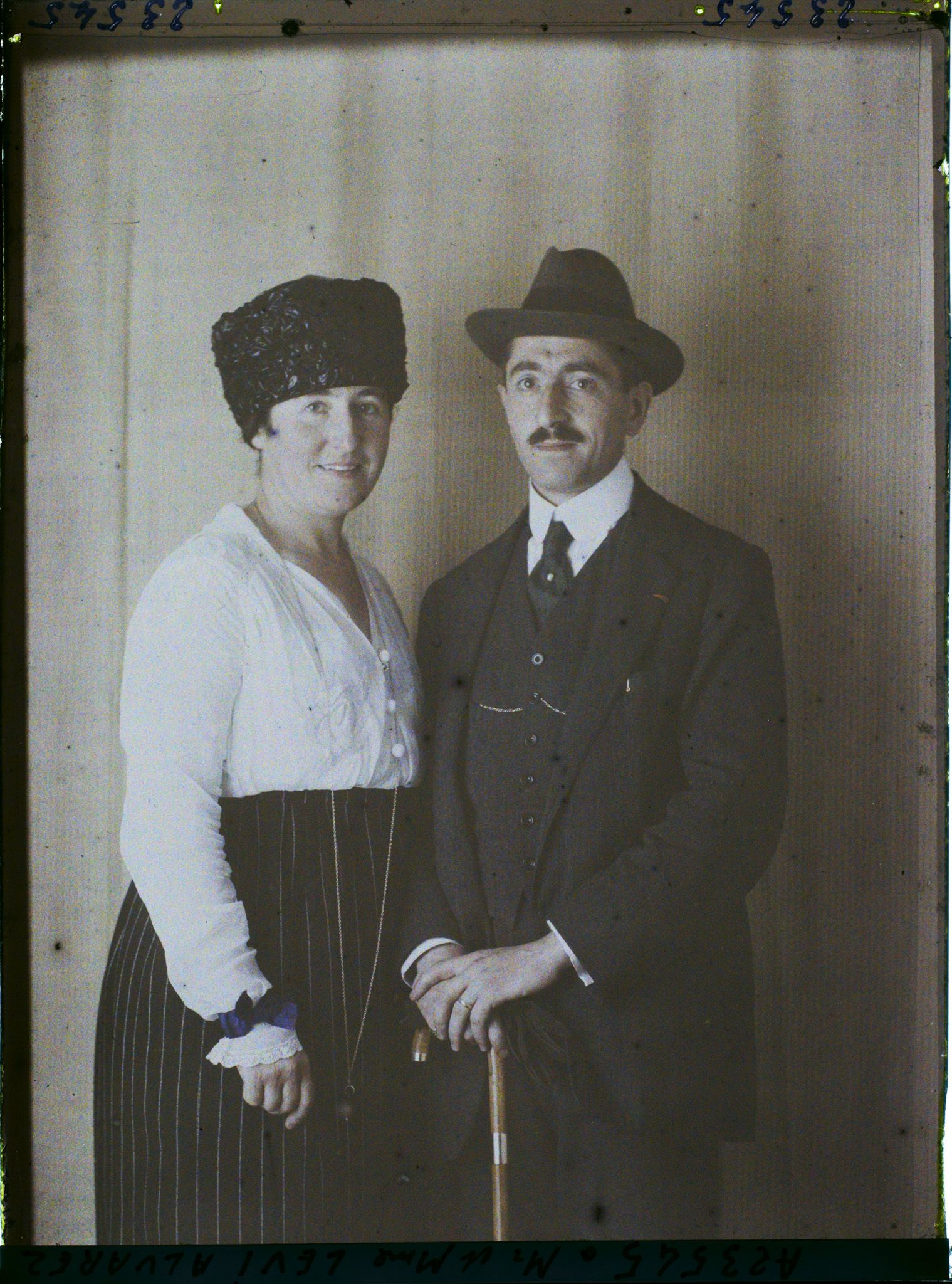 Image représentant https://musee-albert-kahn.s-museum.fr/home/NWQ2OTAwYzNmYjZlZTk1ZWQwODJmMjY4L2dlbmVyaWMtbm90aWNlLXRhYi9hdXRob3JpdHkvNjE3YTc5ZjVjZjhiODk2OGIzMzM3ZDIx/5d6900c3fb6ee95ed082f268/generic-notice-tab/authority/617a79ebcf8b8968b3337262 Monsieur Lévi Alvarez  et  https://musee-albert-kahn.s-museum.fr/home/NWQ2OTAwYzNmYjZlZTk1ZWQwODJmMjY4L2dlbmVyaWMtbm90aWNlLXRhYi9hdXRob3JpdHkvNjE3YTc5ZjVjZjhiODk2OGIzMzM3ZDIx/5d6900c3fb6ee95ed082f268/generic-notice-tab/authority/617a79ebcf8b8968b3337263 son épouse