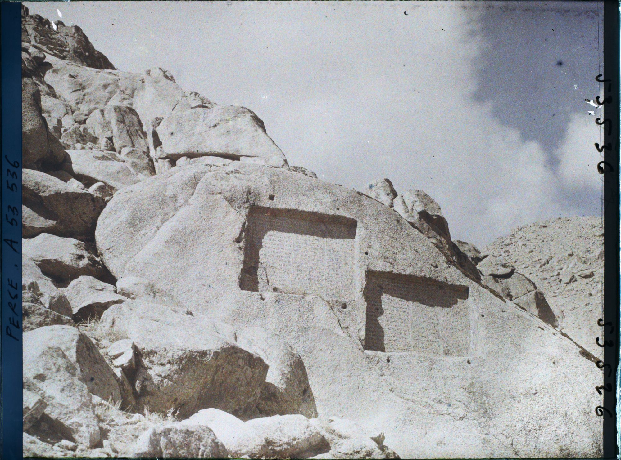 Image représentant Les inscriptions antiques Ganj-Nameh (le livre du trésor), sur les flancs du Kuh-e Alvand