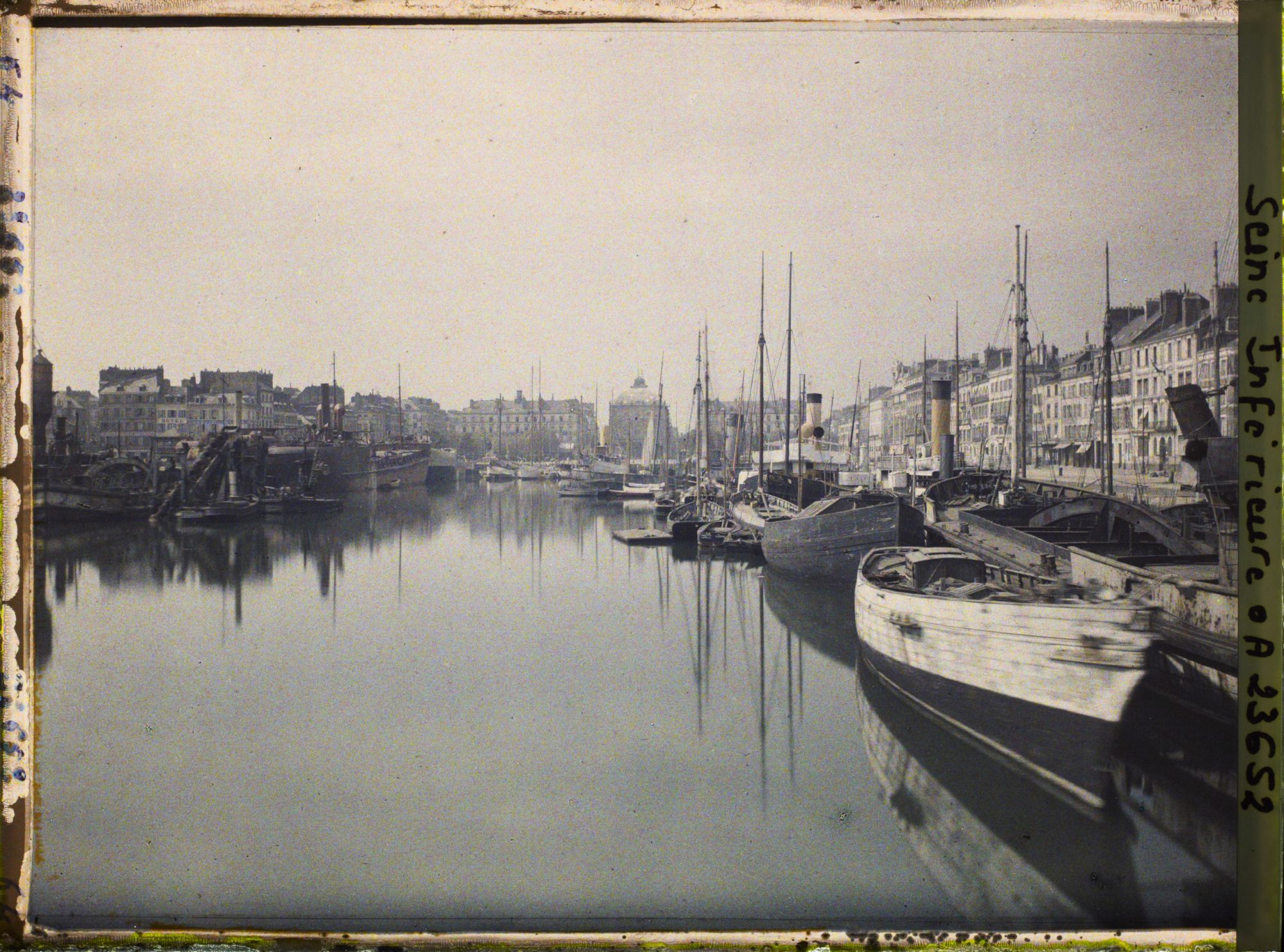 Image représentant Le Bassin du Commerce vu vers le théâtre