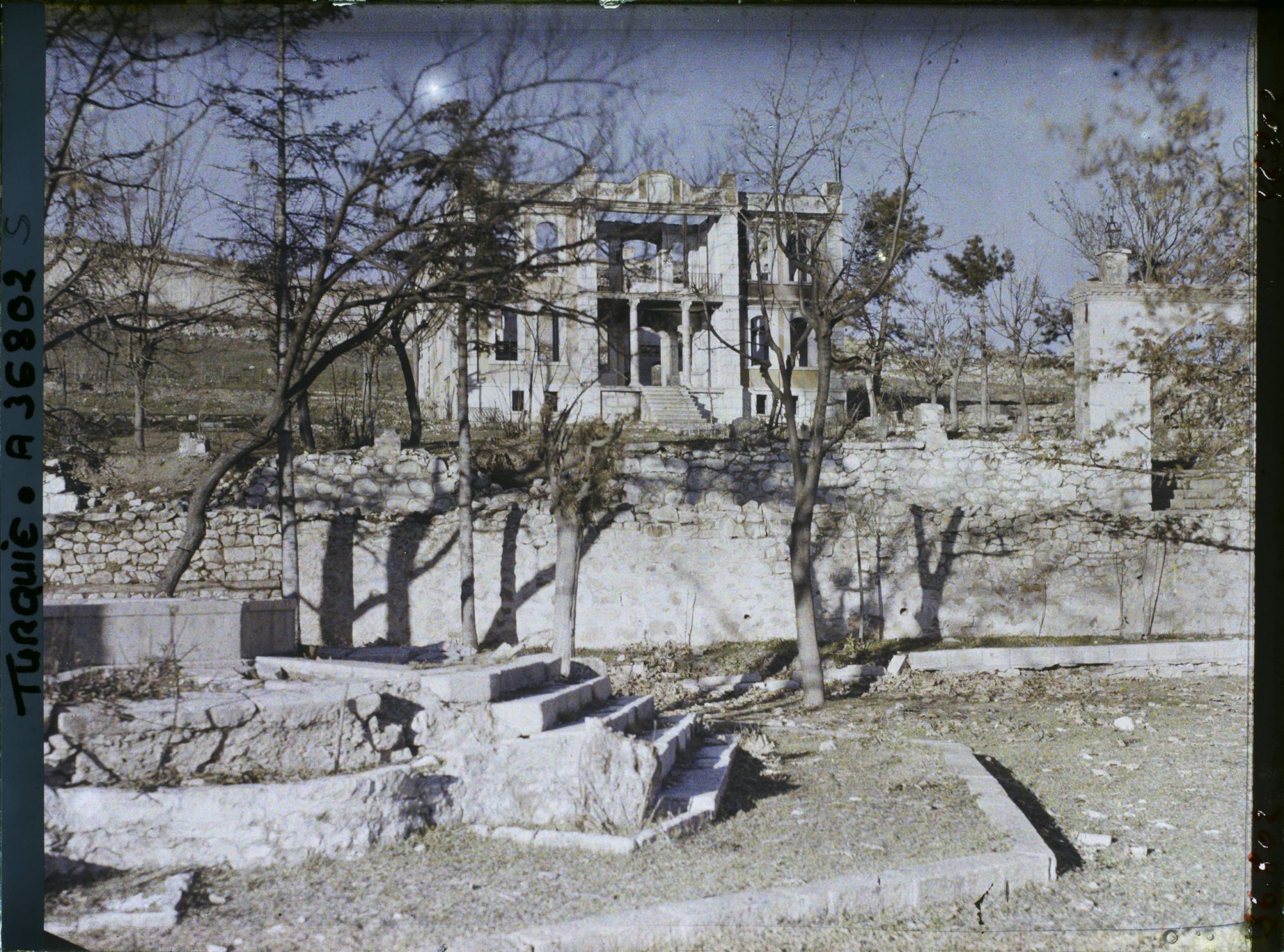 Image représentant Turquie, Biledjik, Palais du recrutement incendié