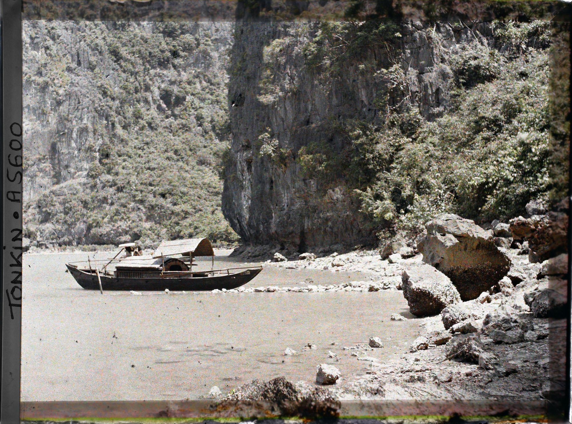 Image représentant Un sampan dans la rade de la Surprise