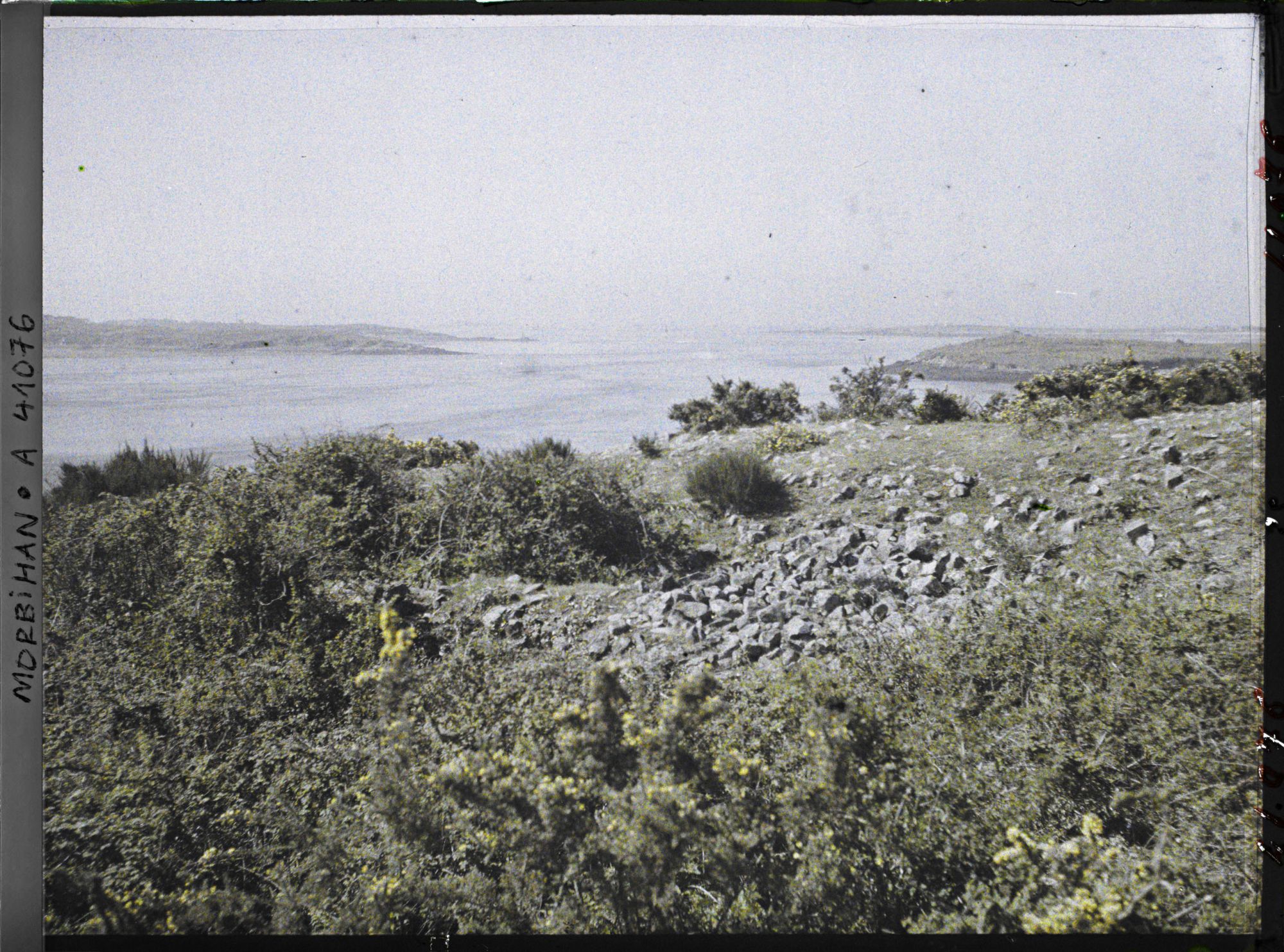 Image représentant Le sommet du tumulus de Gavrinis ; à l'arrière-plan, l'ouverture du golfe du Morbihan sur l'océan