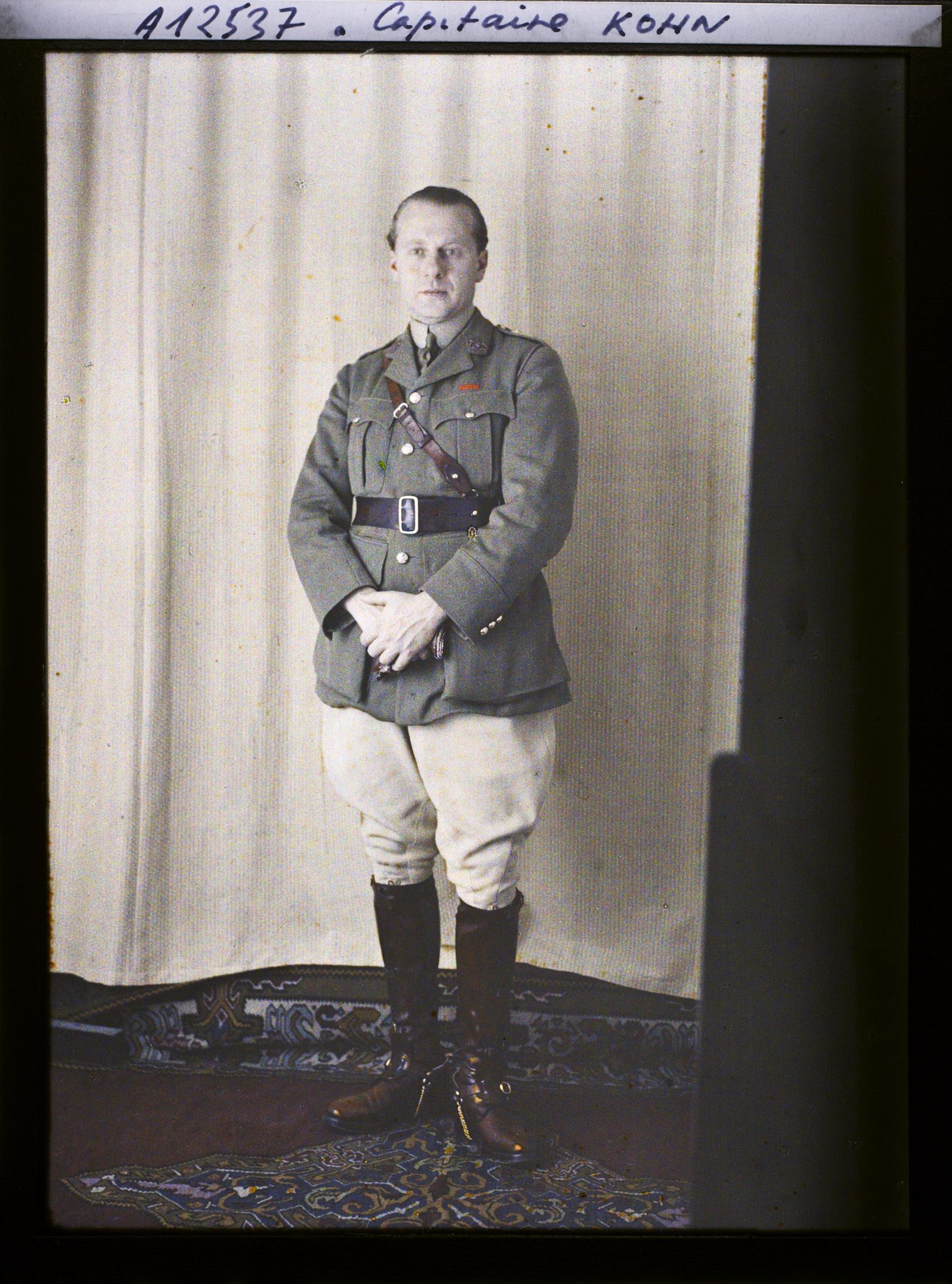 Image représentant Le capitaine  https://musee-albert-kahn.s-museum.fr/home/NWQ2OTAwYzNmYjZlZTk1ZWQwODJmMjY4L2dlbmVyaWMtbm90aWNlLXRhYi9hdXRob3JpdHkvNjE3YTc5ZjVjZjhiODk2OGIzMzM3ZDIx/5d6900c3fb6ee95ed082f268/generic-notice-tab/authority/617a79ebcf8b8968b3337086 Kohn