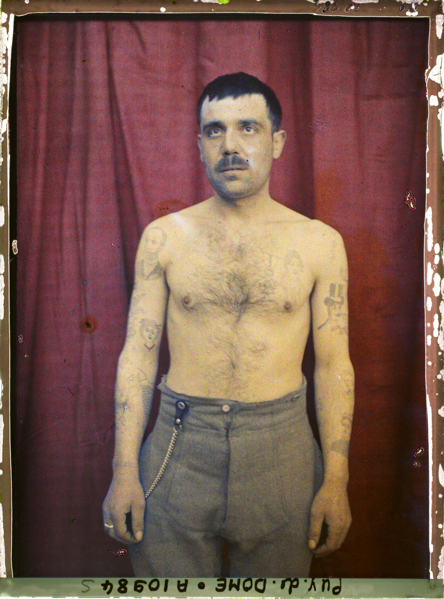 Image représentant France, Tatouage du fusilier marin Artufel, représentant une scène de Sherlok Holmès