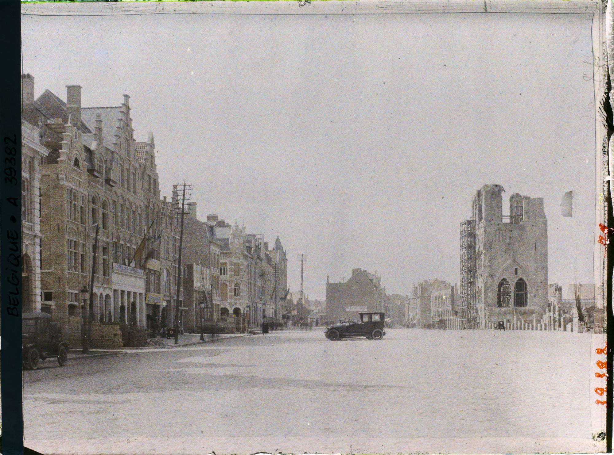 Image représentant Belgique, Ypres, Aspect de la Place du Marché et les Halles nord