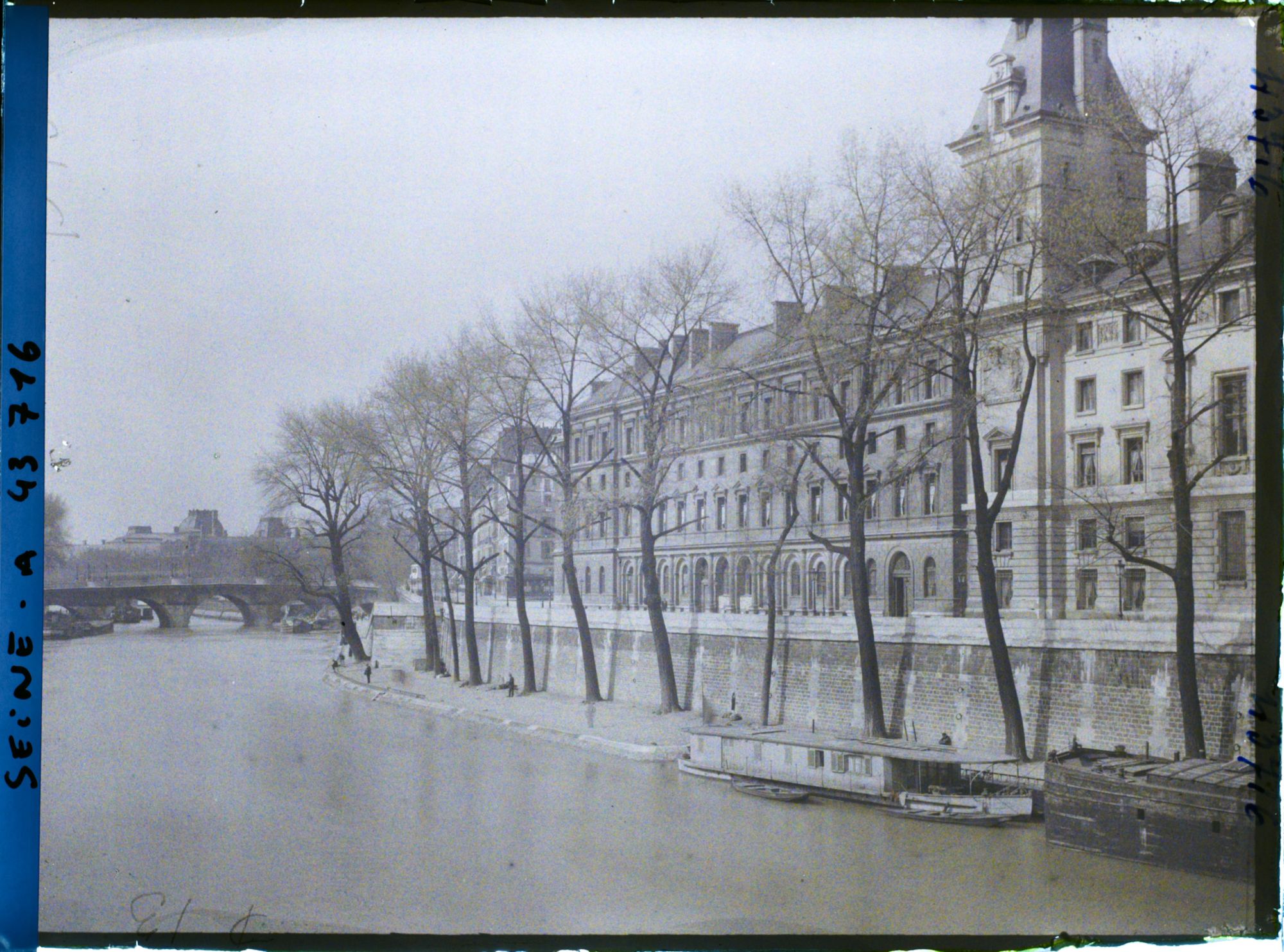 Image représentant Le quai des Orfèvres depuis le pont Saint-Michel