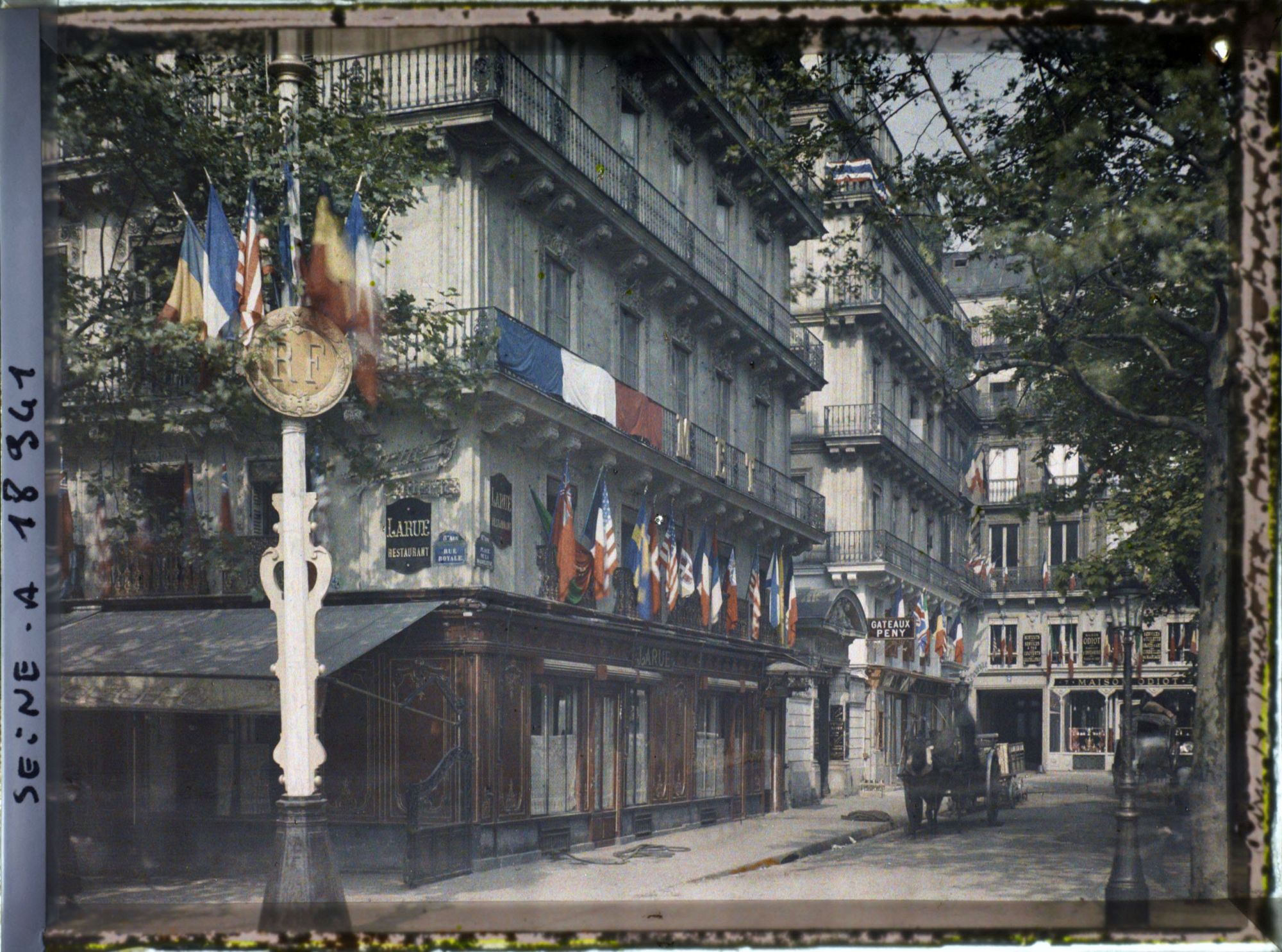 Image représentant Décorations pour les fêtes de la Victoire à l'angle de la rue Royale et de la place de la Madeleine