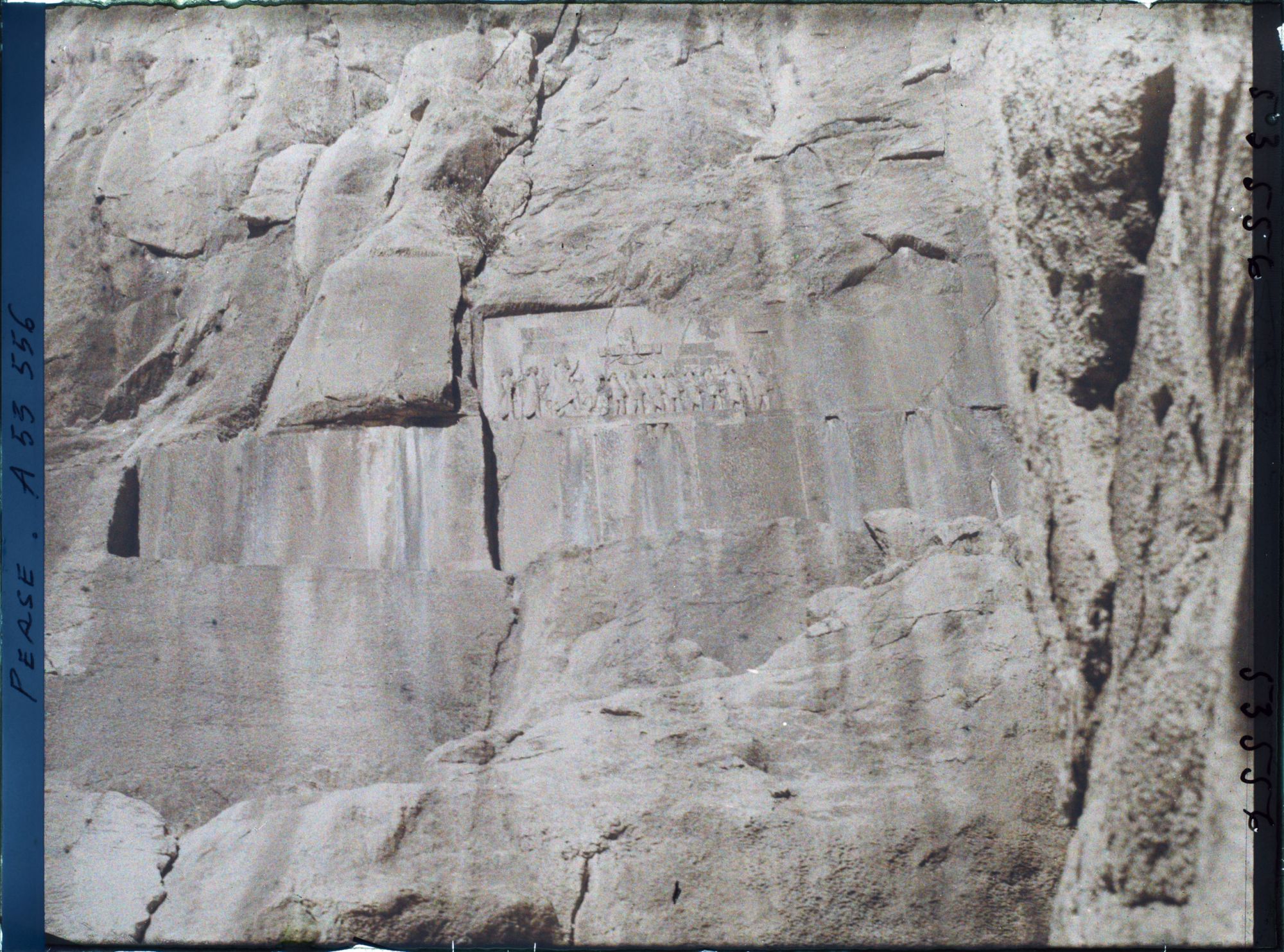 Image représentant Le monument de Darius 1er : bas-relief et inscriptions trilingues en cunéiformes, à 63 mètres de hauteur (521-524 avant J.-C.)