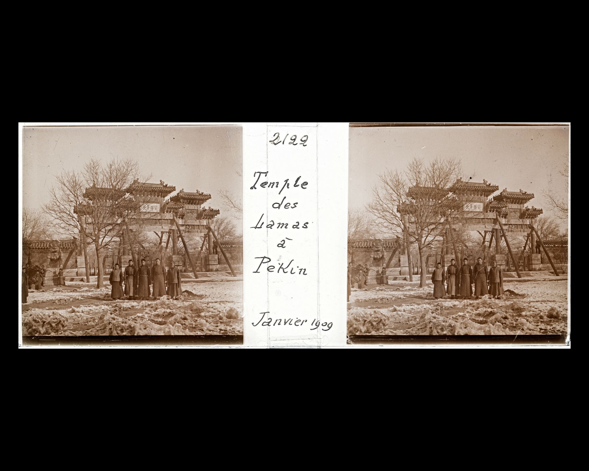 Image représentant Yonghegong ("palais de l'Harmonie et de la Concorde"). Cinq moines posent devant le portique (pailou) dans la première avant-cour