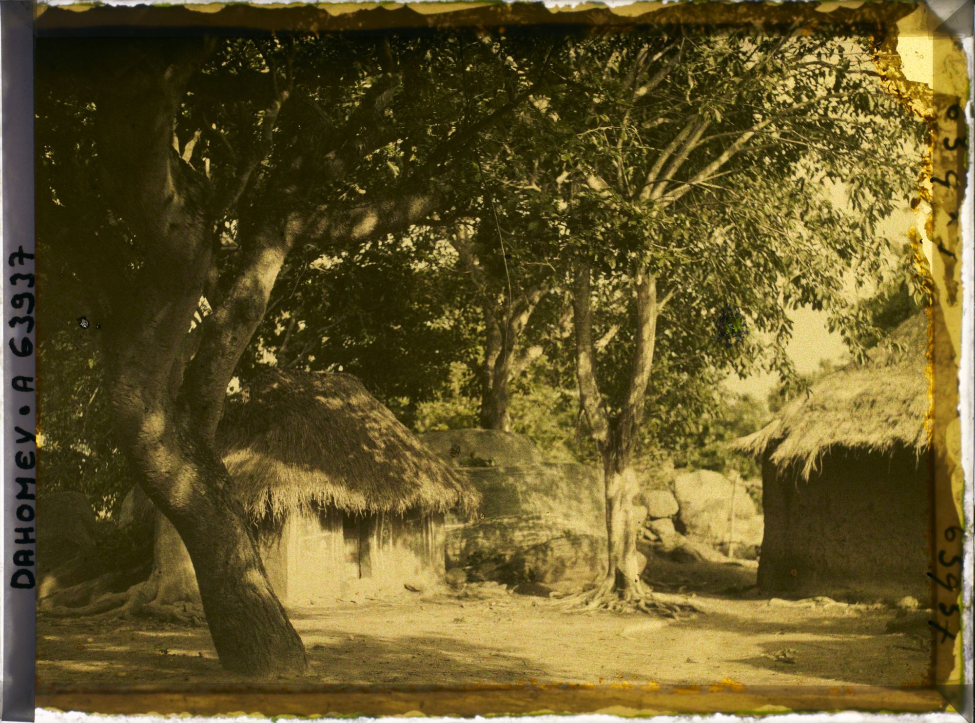 Image représentant Case de fétiche sur la place du village de Kétou (?)