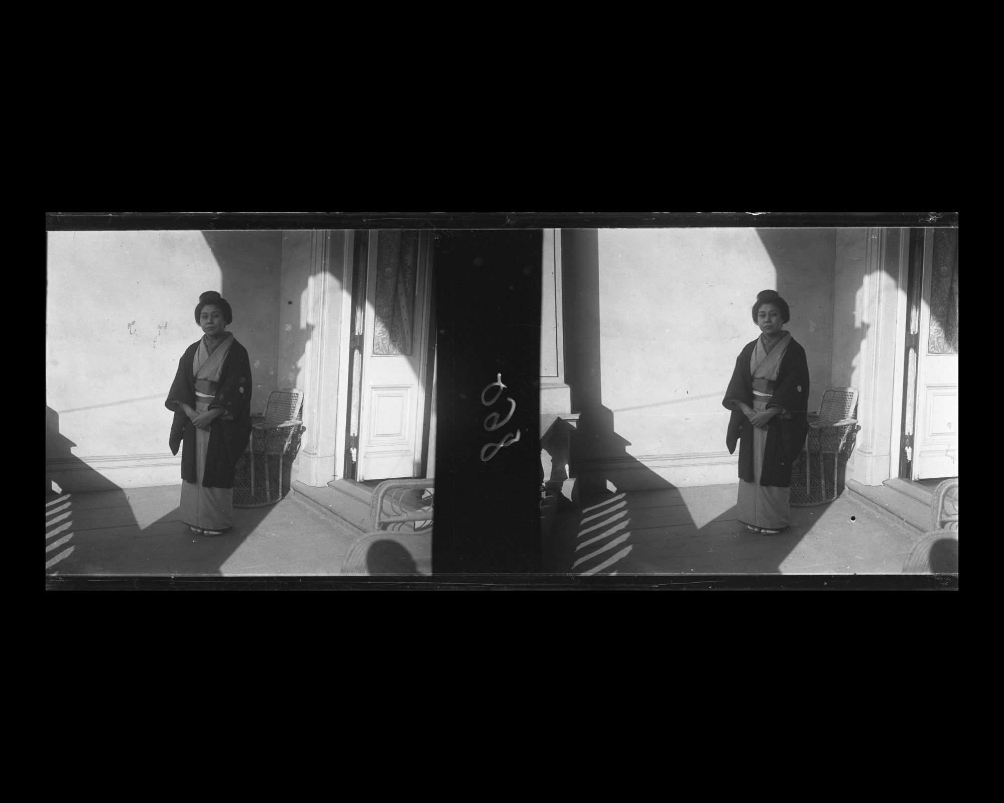 Image représentant Dame japonaise (membre de la famille Motono?) posant