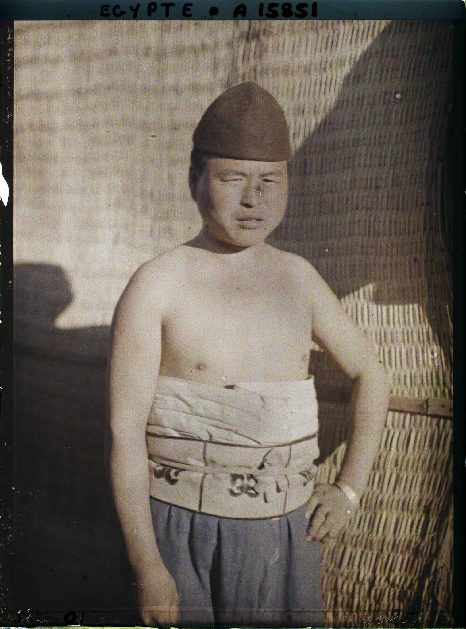 Image représentant Ouvrier chinois posant pour l'opérateur