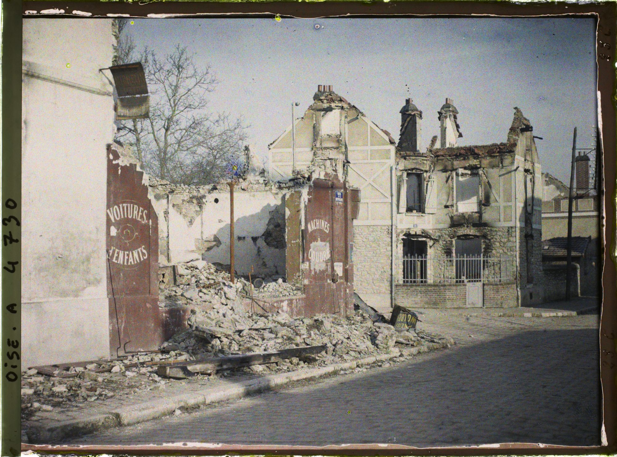 Image représentant Deux coins d'une petite rue donnant sur la rue de la République
