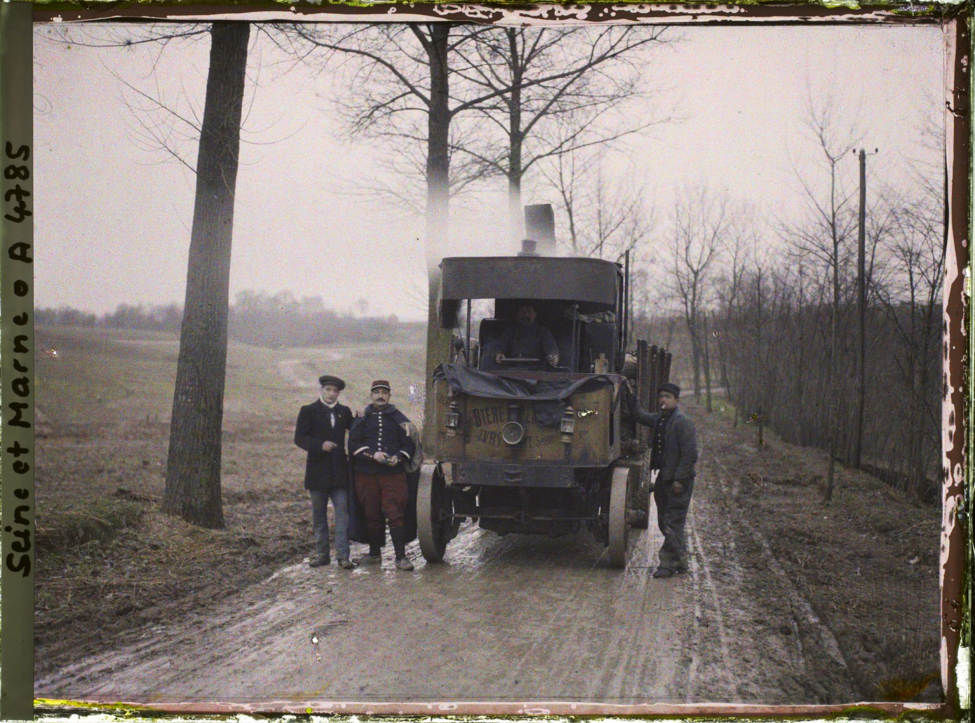 Image représentant France, Mary sur Marne, Un camion sur la route