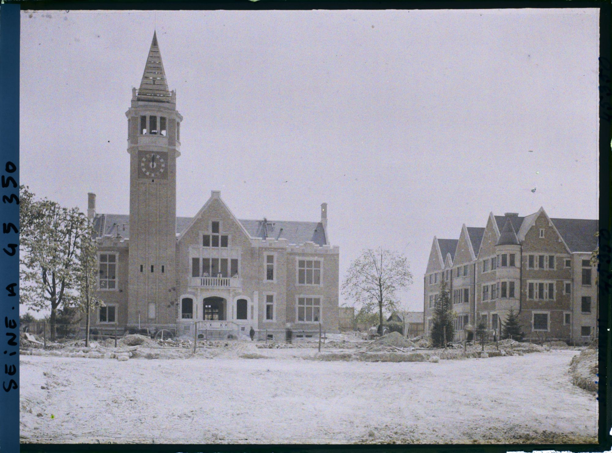 Image représentant Le bâtiment central et la tour carrée de la cité universitaire, vus du boulevard Jourdan