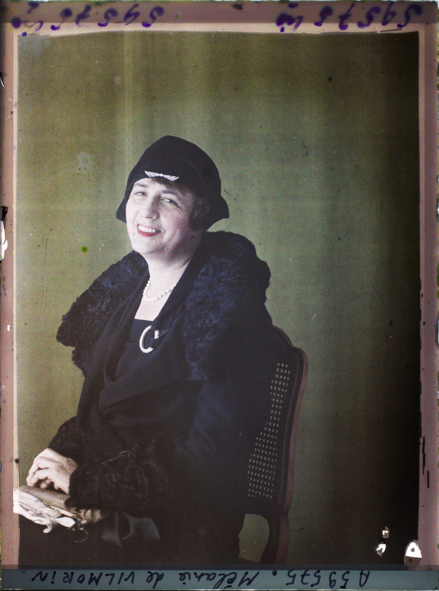 Image représentant https://musee-albert-kahn.s-museum.fr/home/NWQ2OTAwYzNmYjZlZTk1ZWQwODJmMjY4L2dlbmVyaWMtbm90aWNlLXRhYi9hdXRob3JpdHkvNjE3YTc5ZjVjZjhiODk2OGIzMzM3ZDIx/5d6900c3fb6ee95ed082f268/generic-notice-tab/authority/617a79ebcf8b8968b33379e1 Madame Mélanie de Vilmorin