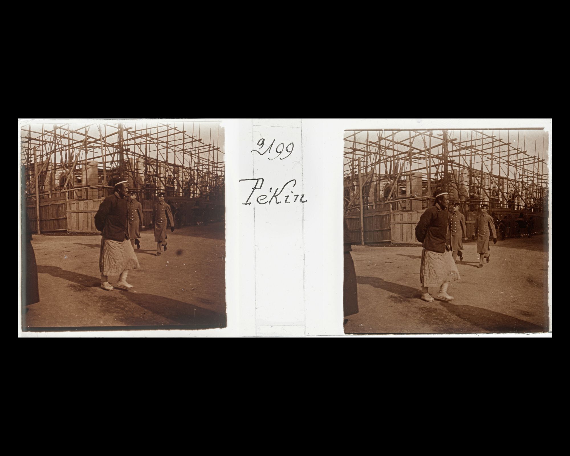 Image représentant Des passants chinois et des militaires allemands à l'angle de la rue Meiji et de la rue des Légations dans le quartier des légations