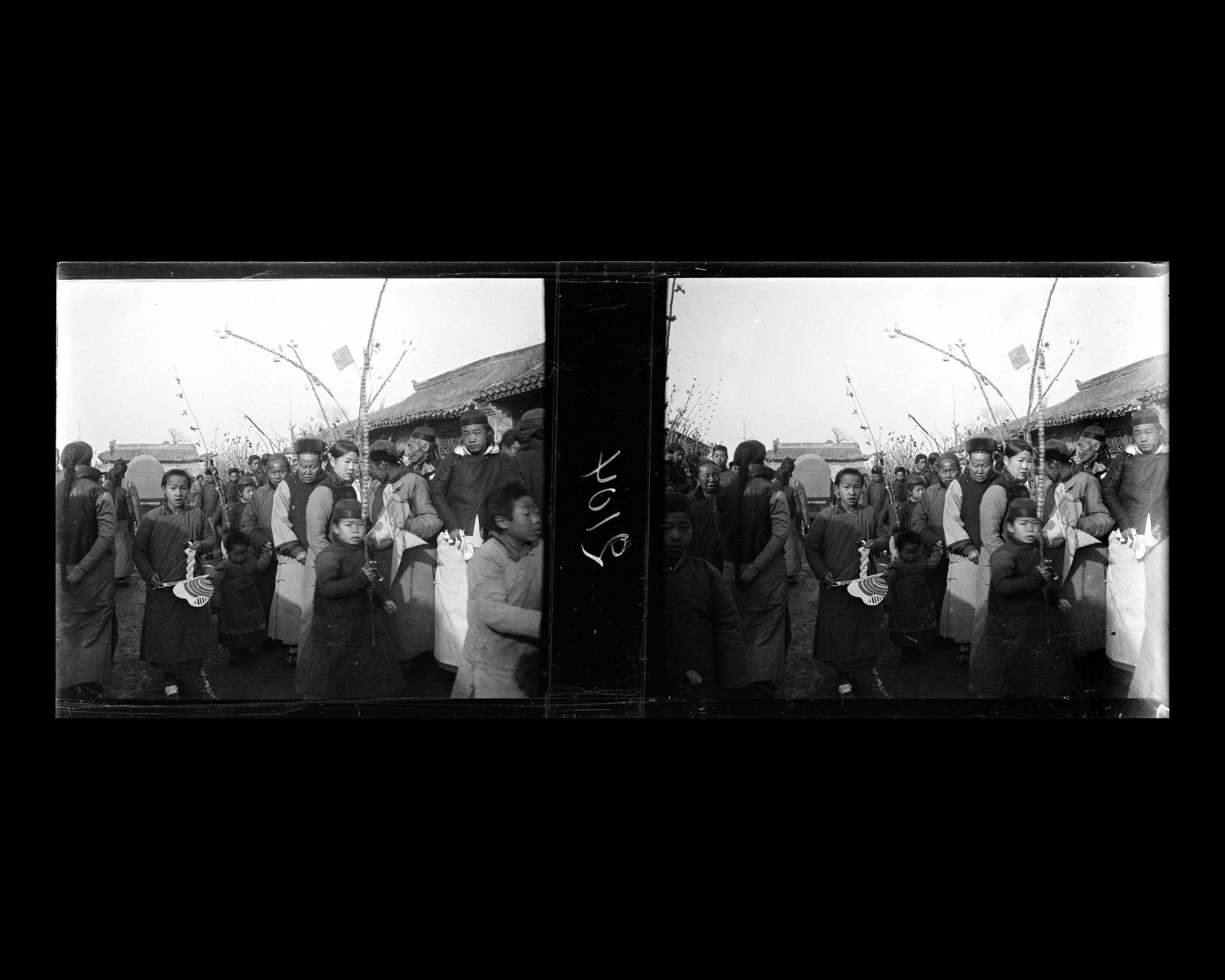 Image représentant Une rue perpendiculaire à Xizhimen dajie ("avenue de la Porte Droite de l'Ouest"). Les visiteurs d'une foire monastique (miaohui)