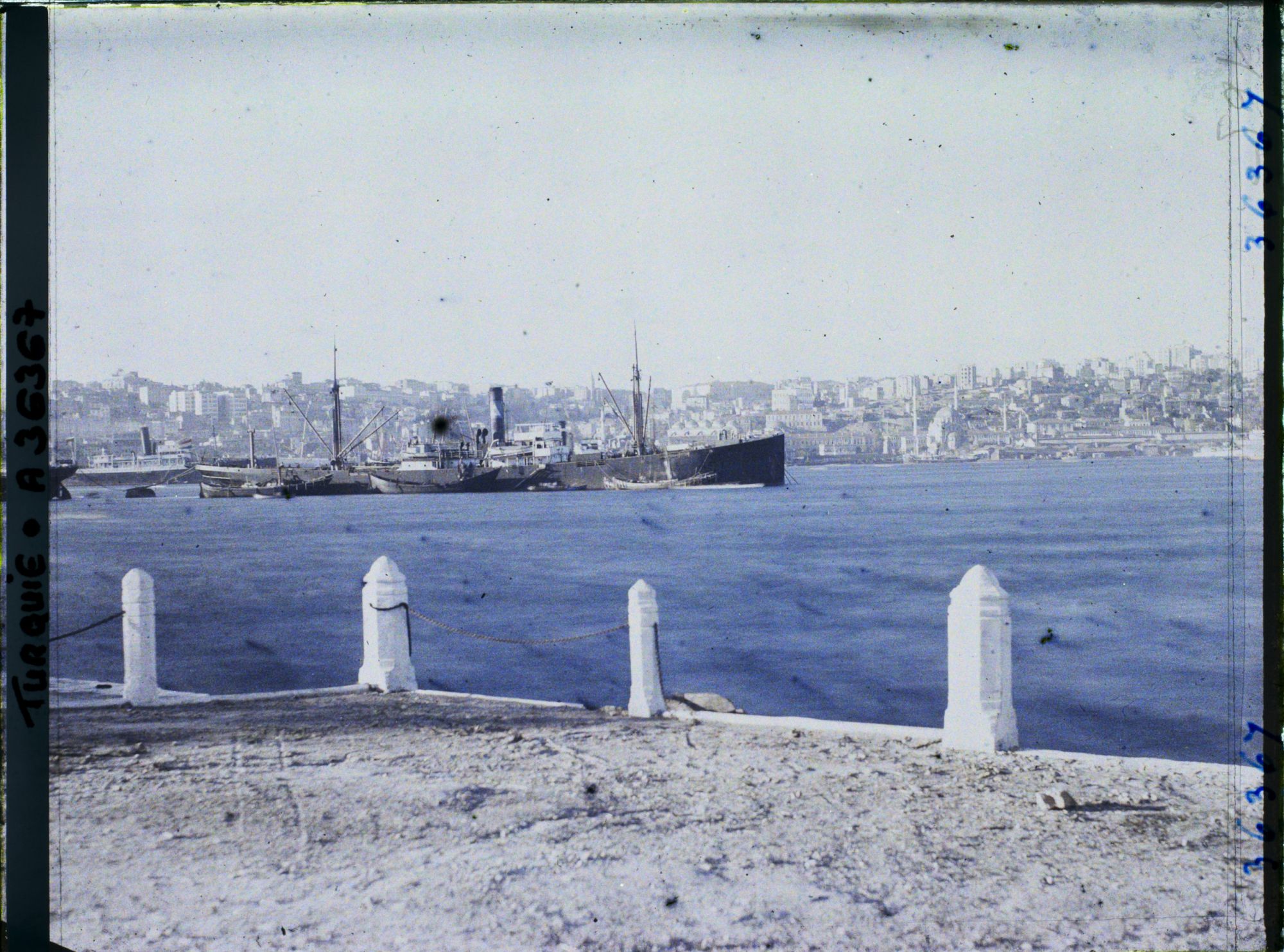 Image représentant Paquebots et autres bateaux au port, dans la Corne d'Or, vers le quartier de Pera