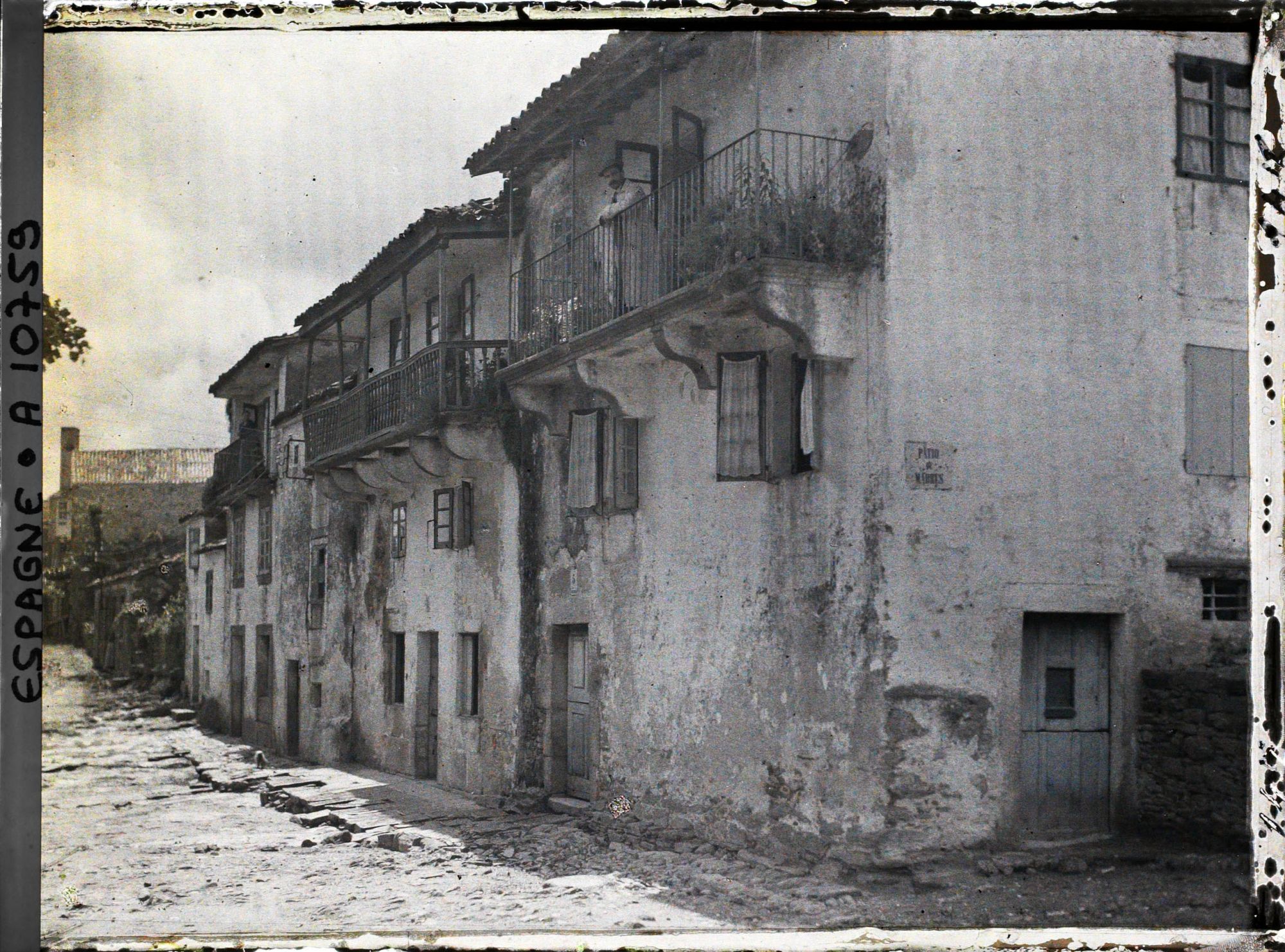 Image représentant Espagne, Santiago de Compostela, Cuesta del Sar, Patio de Madres, un coin de maisons blanches