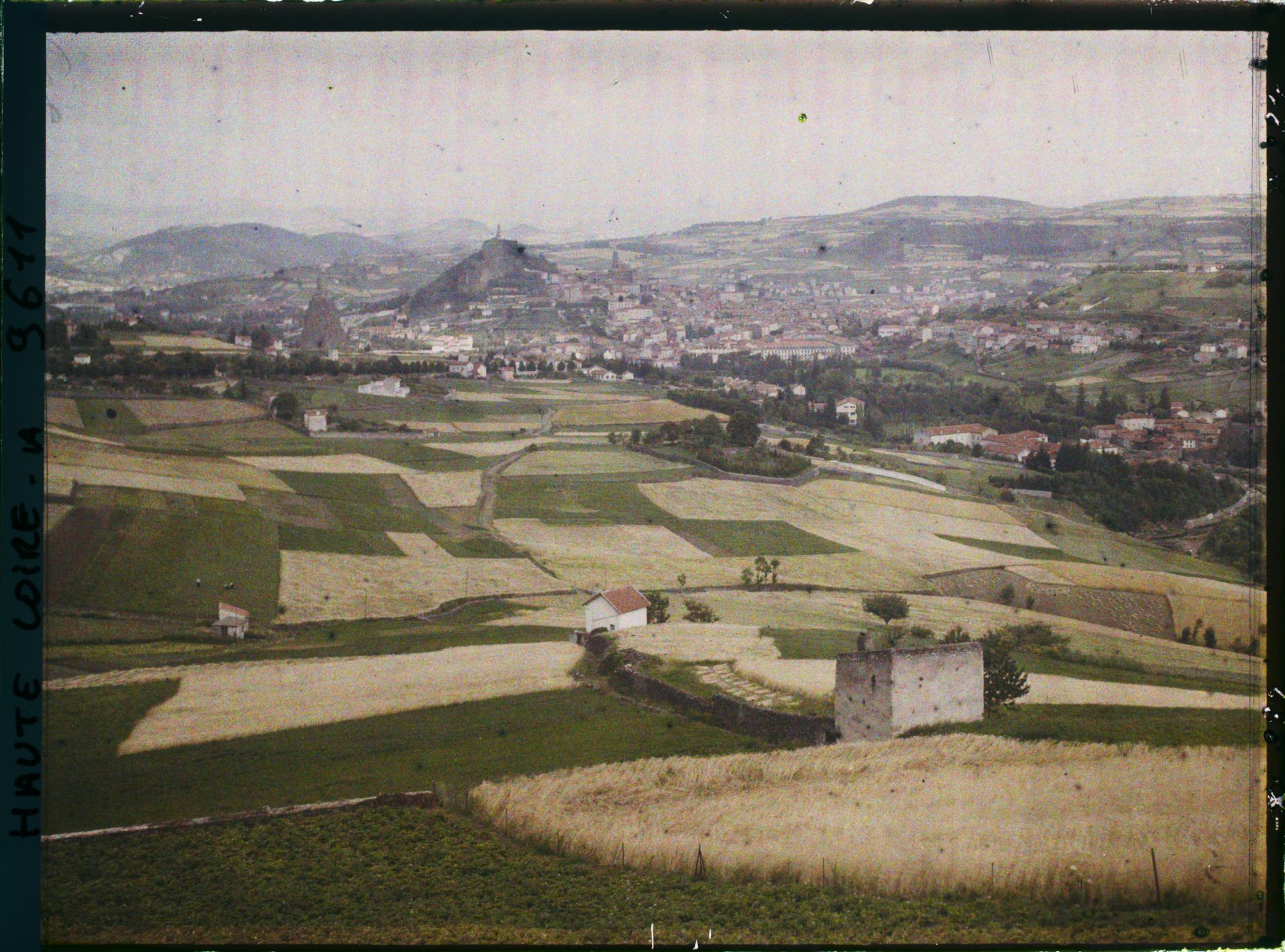 Image représentant La ville du Puy-en-Velay vue depuis la côte de l'Hermitage
