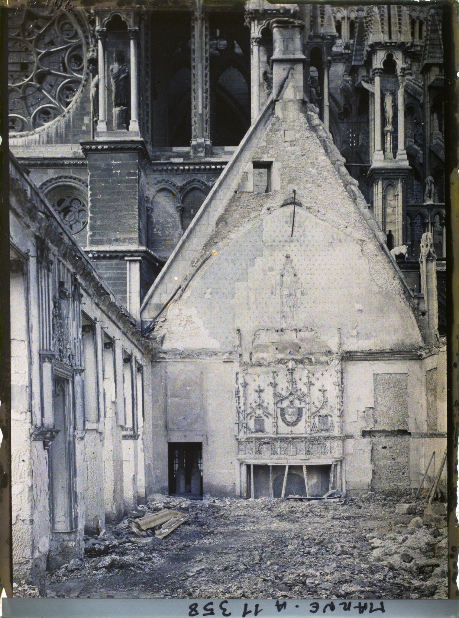 Image représentant La salle des Rois en ruine dans l'ancien archevêché actuel palais du Tau