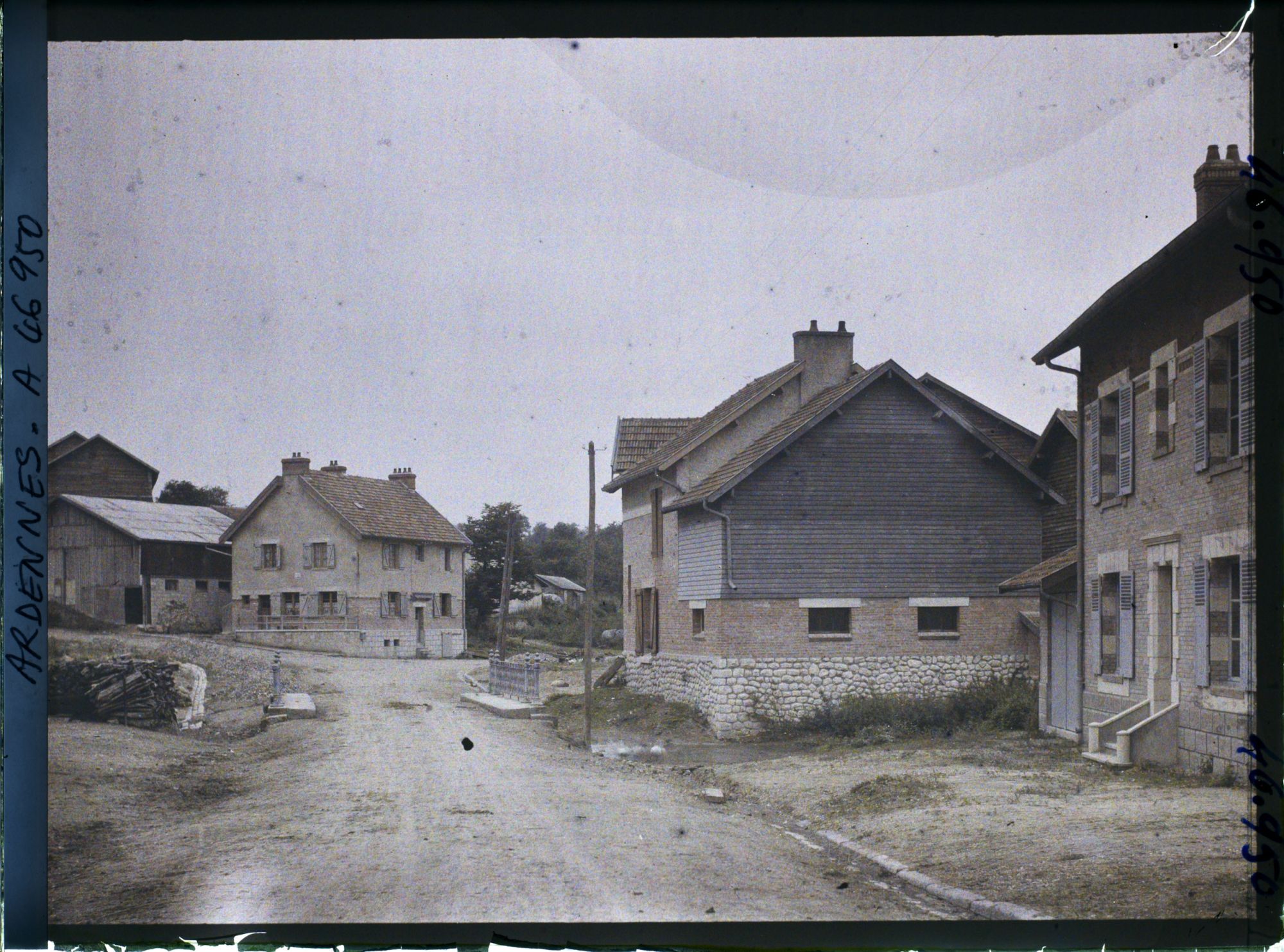Image représentant France, Condé les Autry Ardennes (260 h), Route d'Autry à Cernay-en-Dormois (entrée)