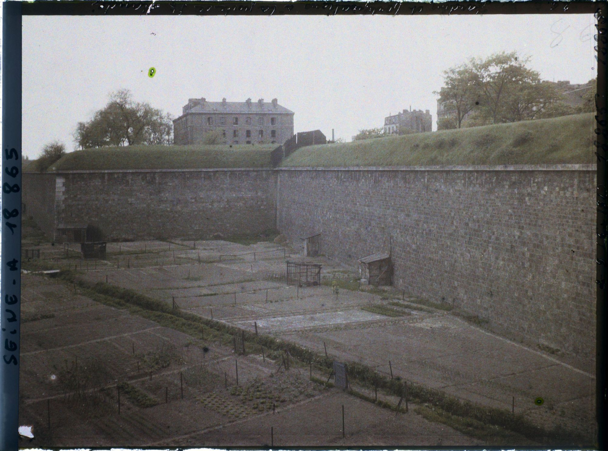 Image représentant Les jardins ouvriers aux pieds des fortifications, à la porte de Saint-Mandé
