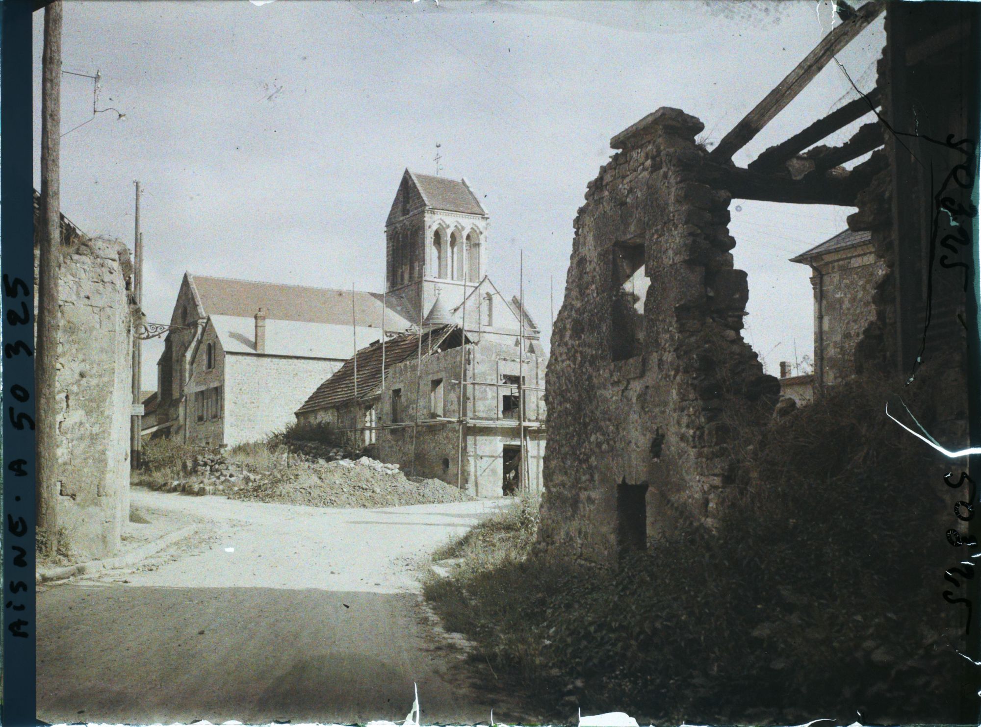 Image représentant France, Bourg et Comin, Entrée du village vers Eglise